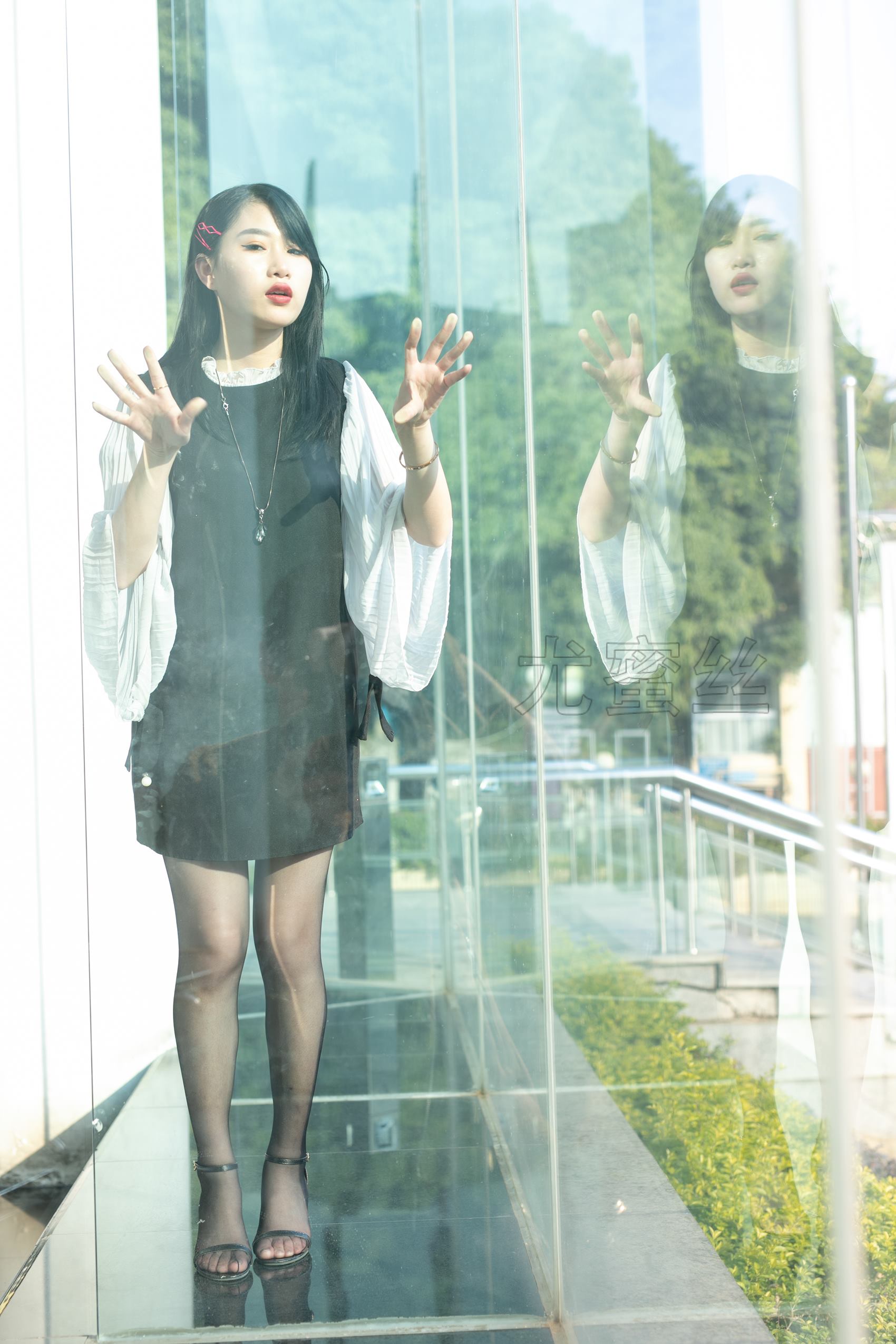 图片[66]-尤蜜丝  穿搭推广展示图集 美腿与沙发的碰撞[81P] – 速更版-美库