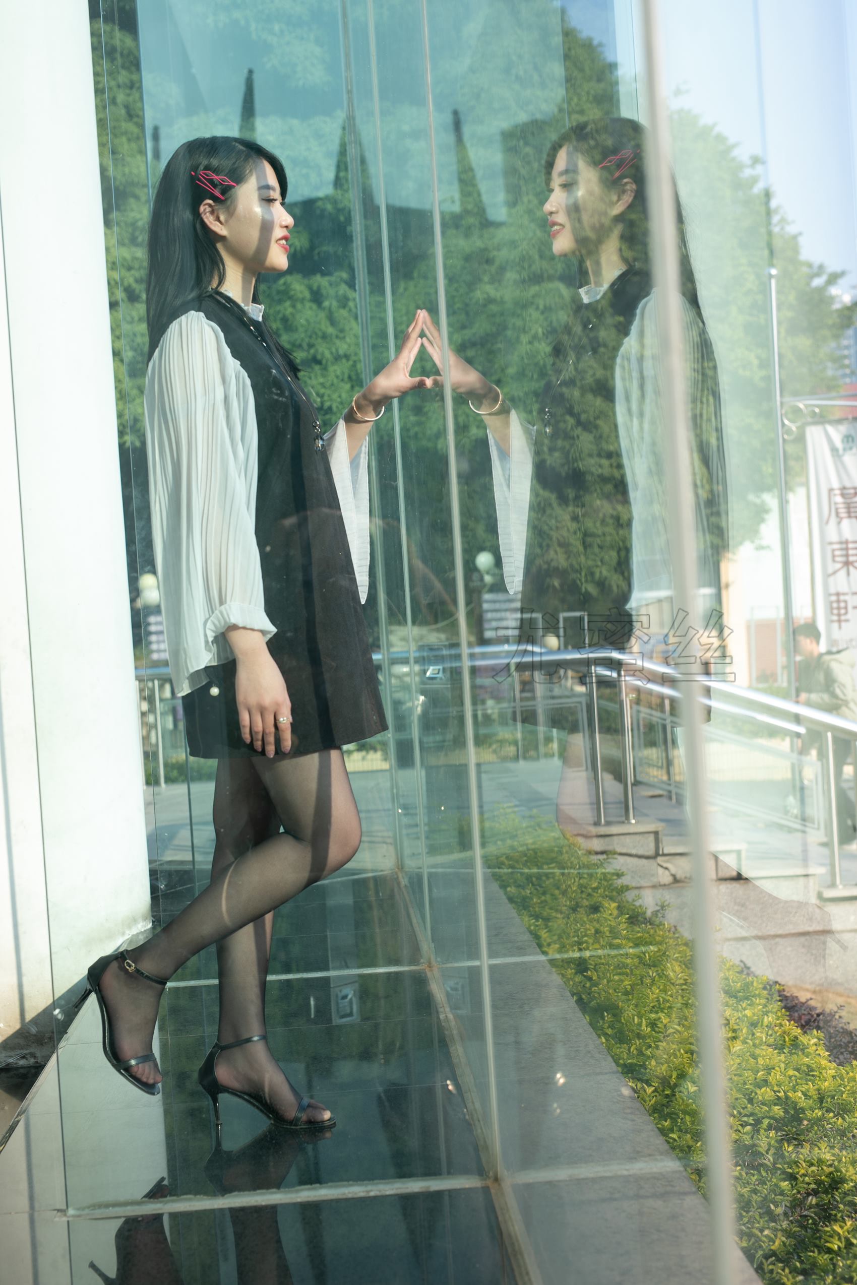 图片[67]-尤蜜丝  穿搭推广展示图集 美腿与沙发的碰撞[81P] – 速更版-美库