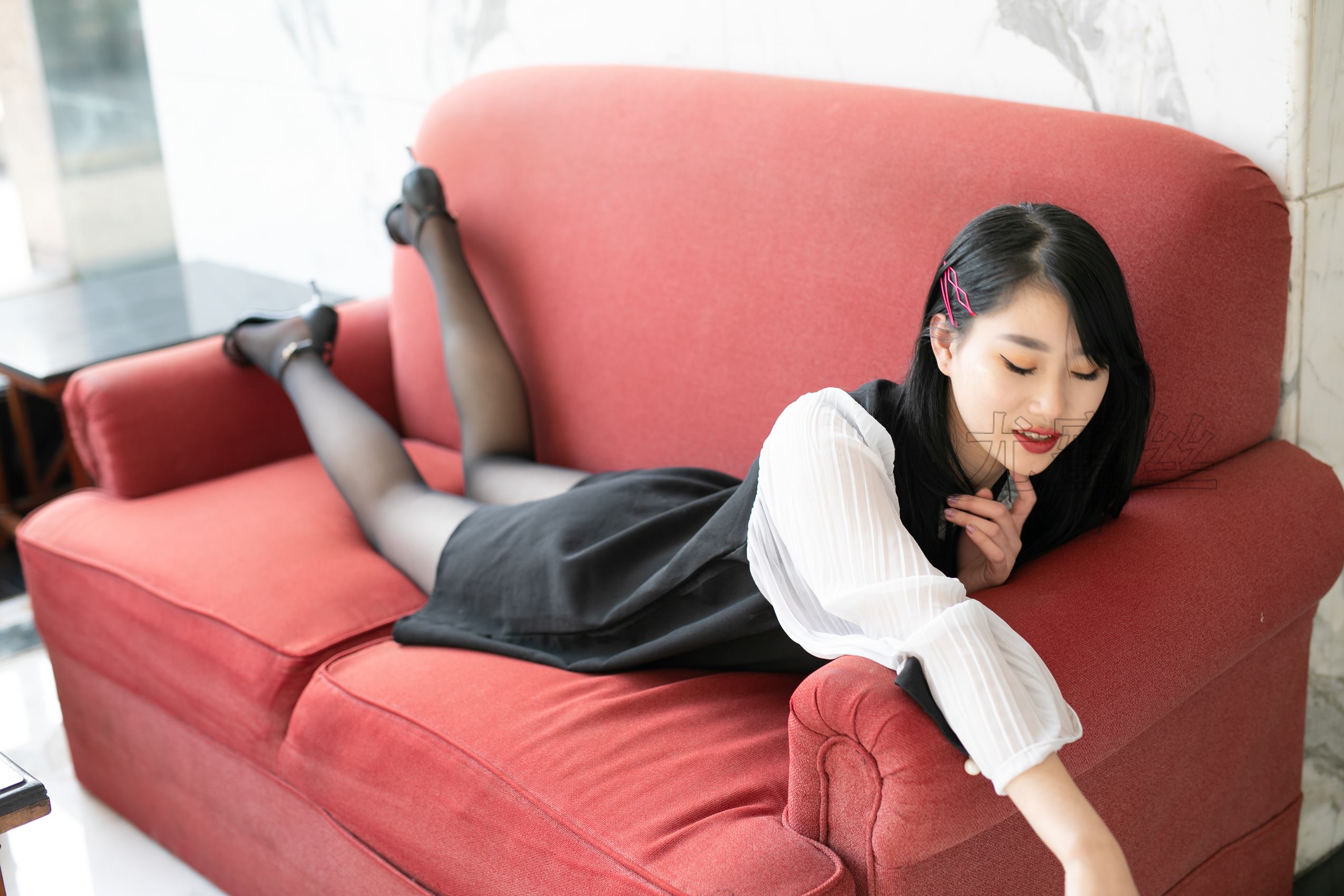 图片[70]-尤蜜丝  穿搭推广展示图集 美腿与沙发的碰撞[81P] – 速更版-美库