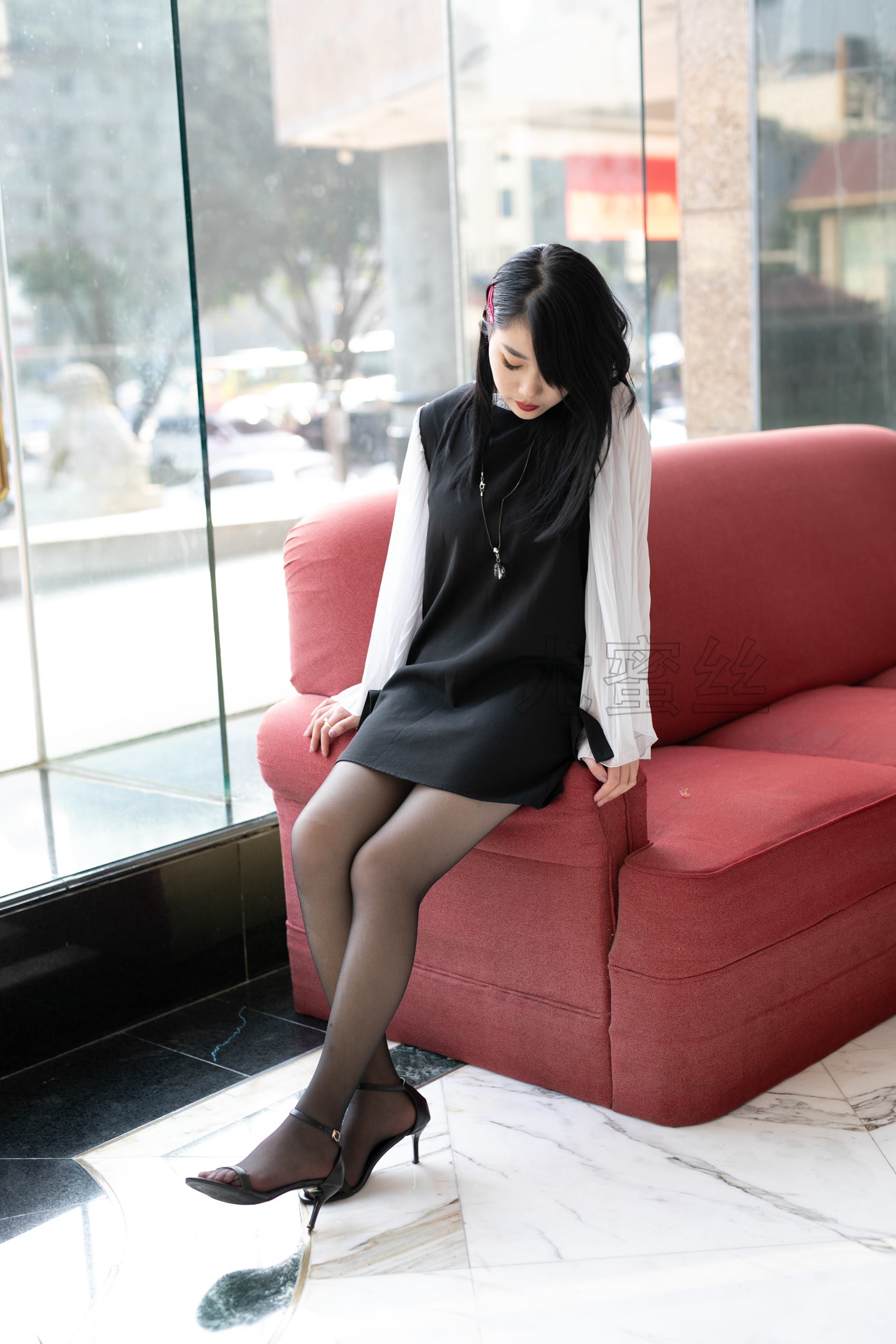 图片[76]-尤蜜丝  穿搭推广展示图集 美腿与沙发的碰撞[81P] – 速更版-美库