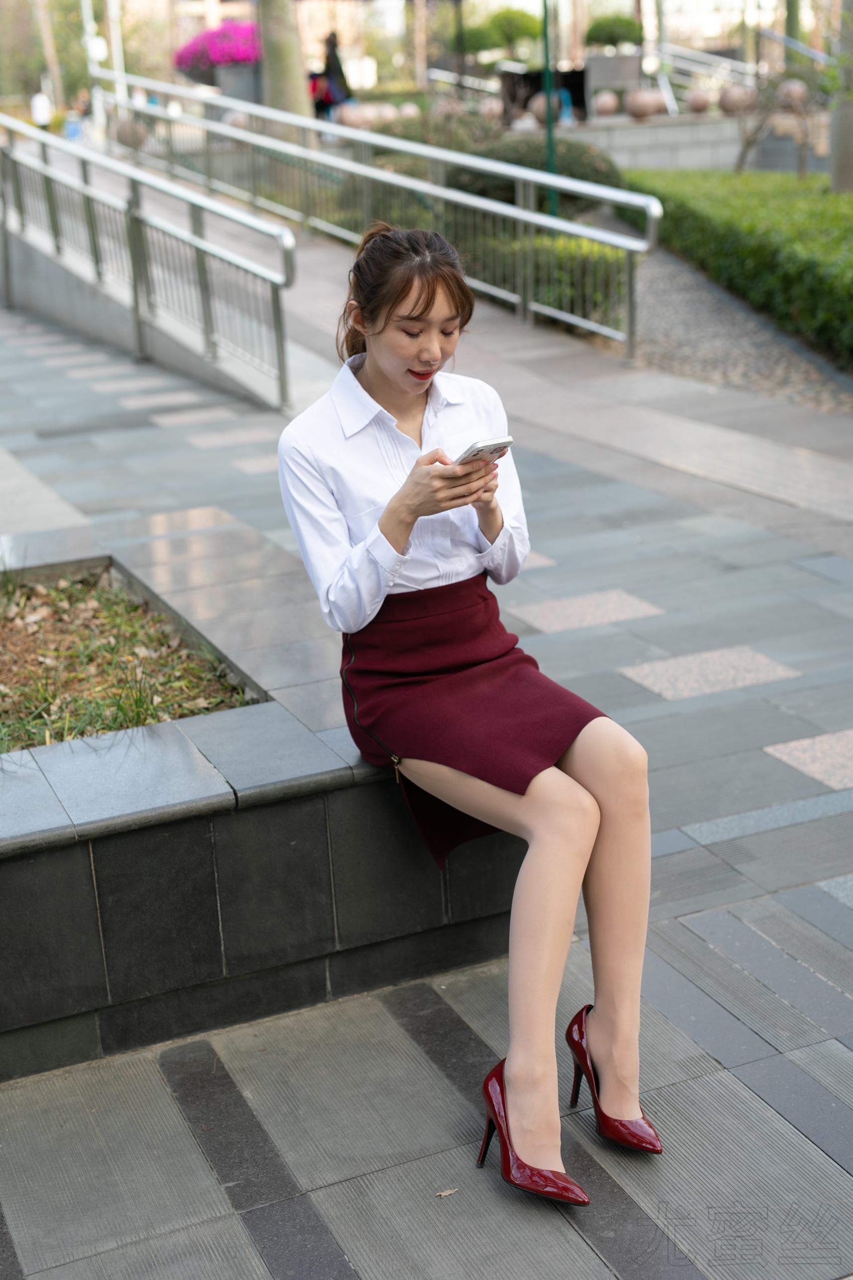 图片[11]-尤蜜丝  穿搭推广展示图集 白衣肉丝红裙[46P] – 速更版-美库