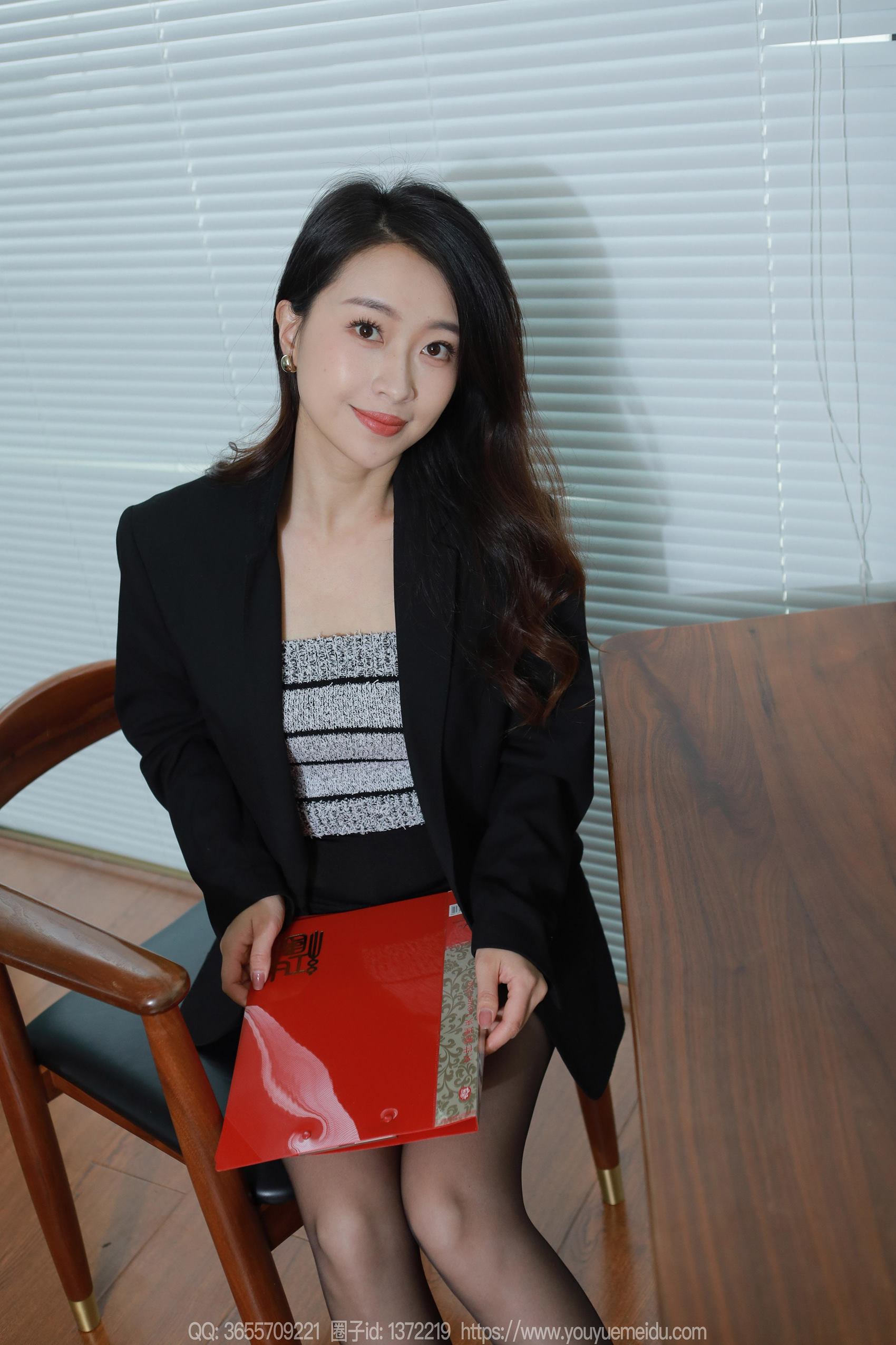 图片[28]-[IESS异思趣向] 2024.03.04 丝享家1678：小婕《眼镜OL（下）》[120P] – 速更版-美库