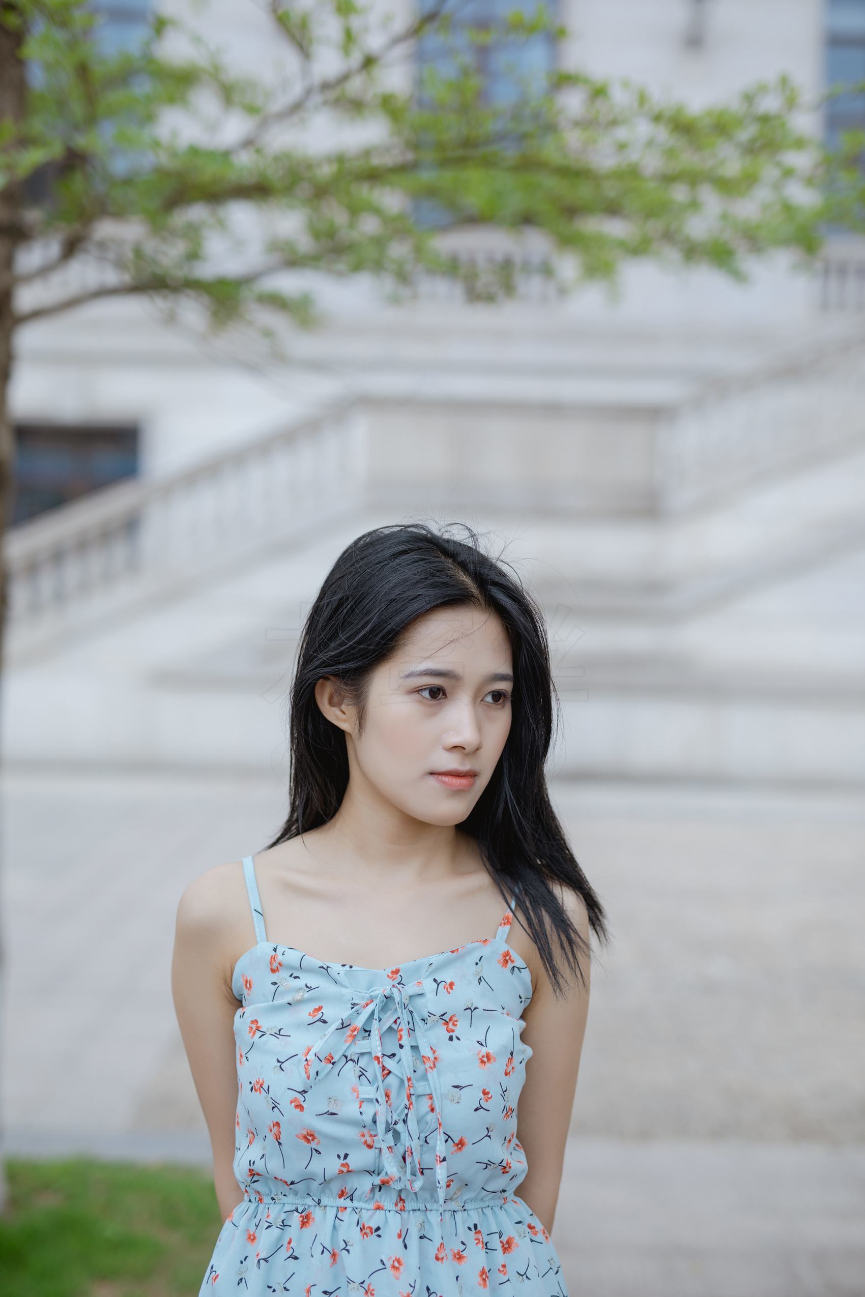 图片[12]-尤蜜丝 穿搭推广展示图集 公园里的蓝色碎花裙[68P] – 速更版-美库