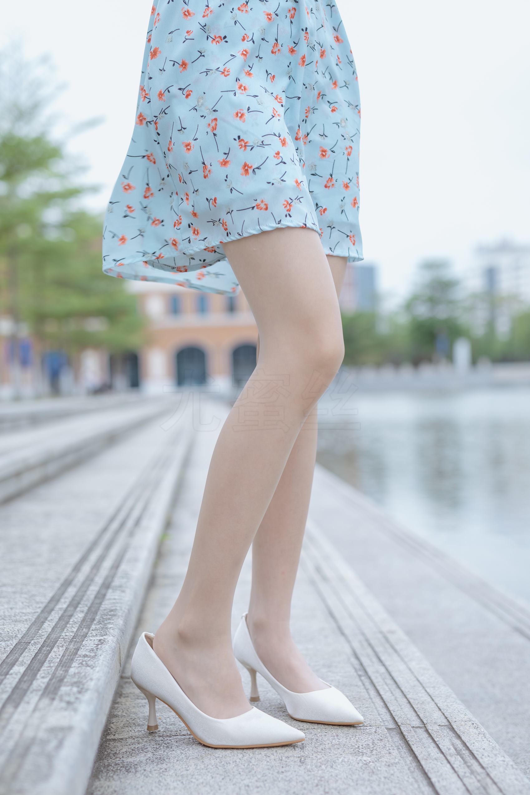 图片[16]-尤蜜丝 穿搭推广展示图集 公园里的蓝色碎花裙[68P] – 速更版-美库