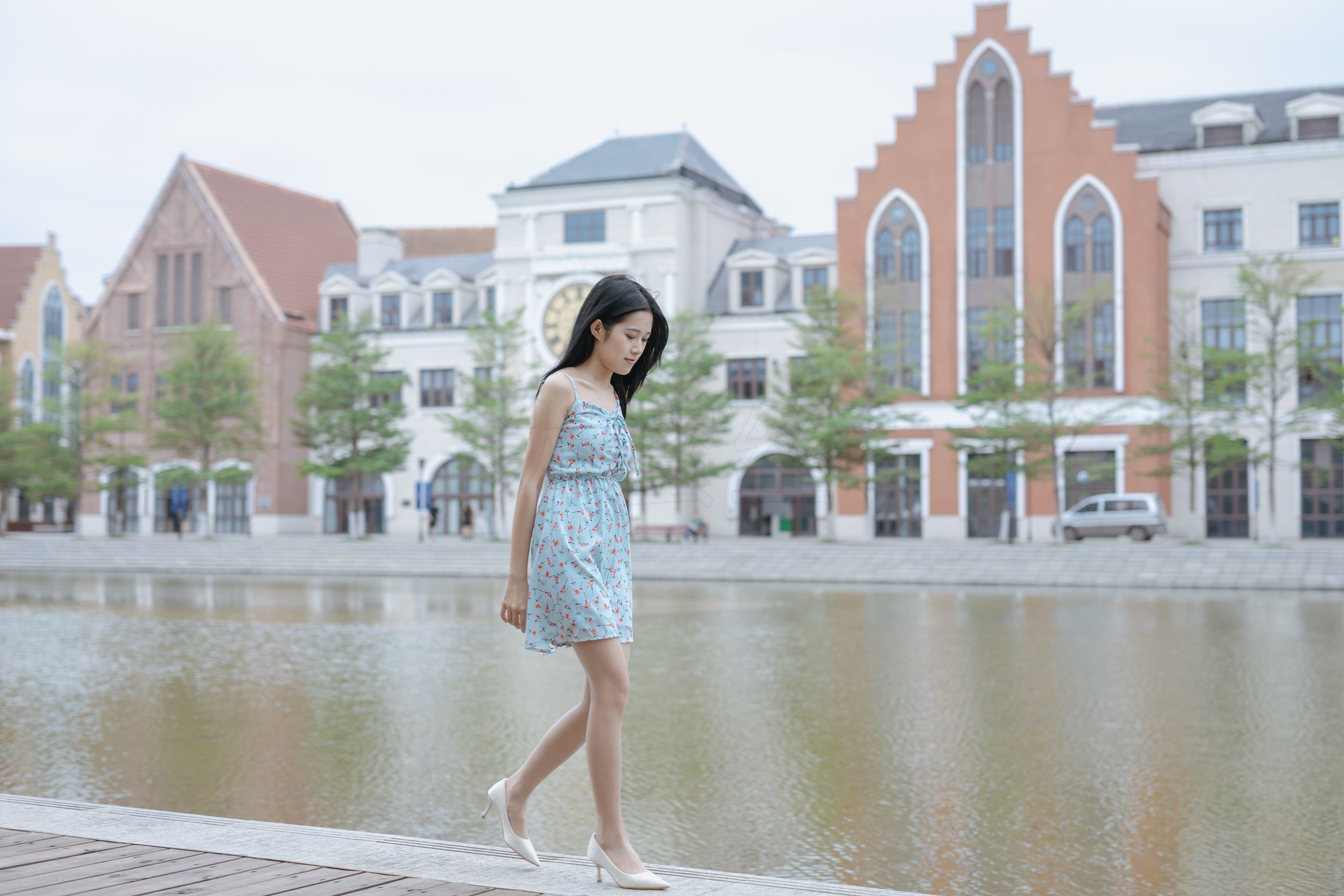 图片[17]-尤蜜丝 穿搭推广展示图集 公园里的蓝色碎花裙[68P] – 速更版-美库