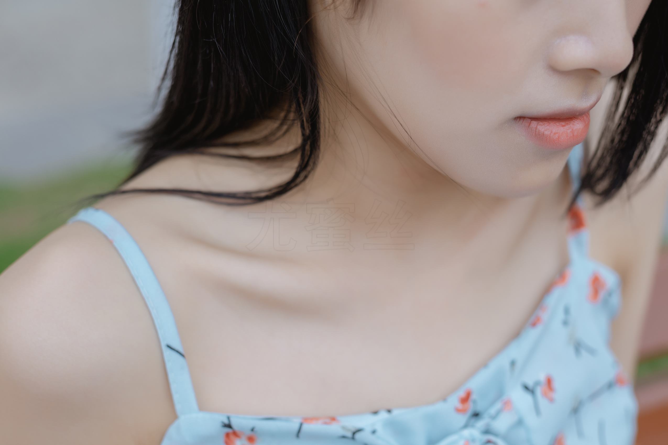 图片[33]-尤蜜丝 穿搭推广展示图集 公园里的蓝色碎花裙[68P] – 速更版-美库