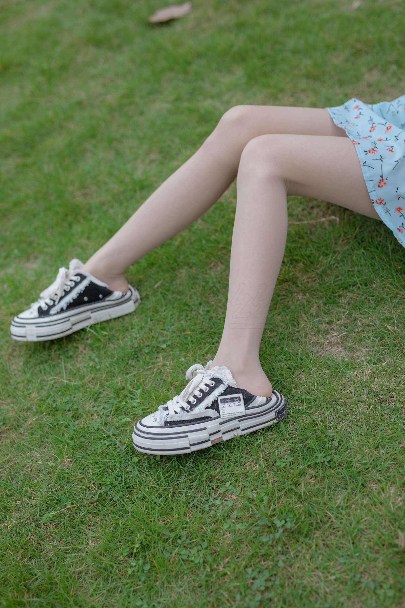 图片[37]-尤蜜丝 穿搭推广展示图集 公园里的蓝色碎花裙[68P] – 速更版-美库