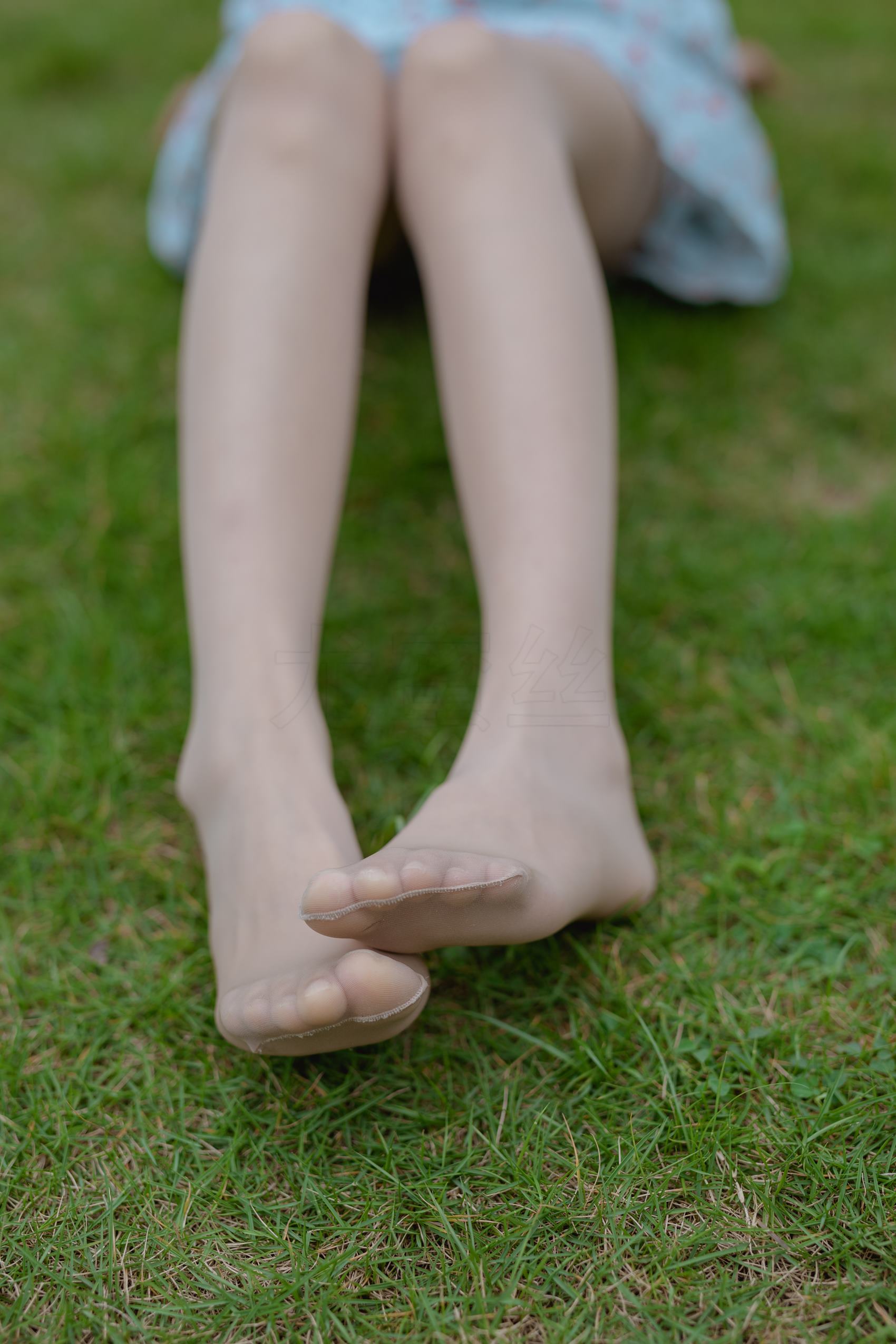 图片[38]-尤蜜丝 穿搭推广展示图集 公园里的蓝色碎花裙[68P] – 速更版-美库