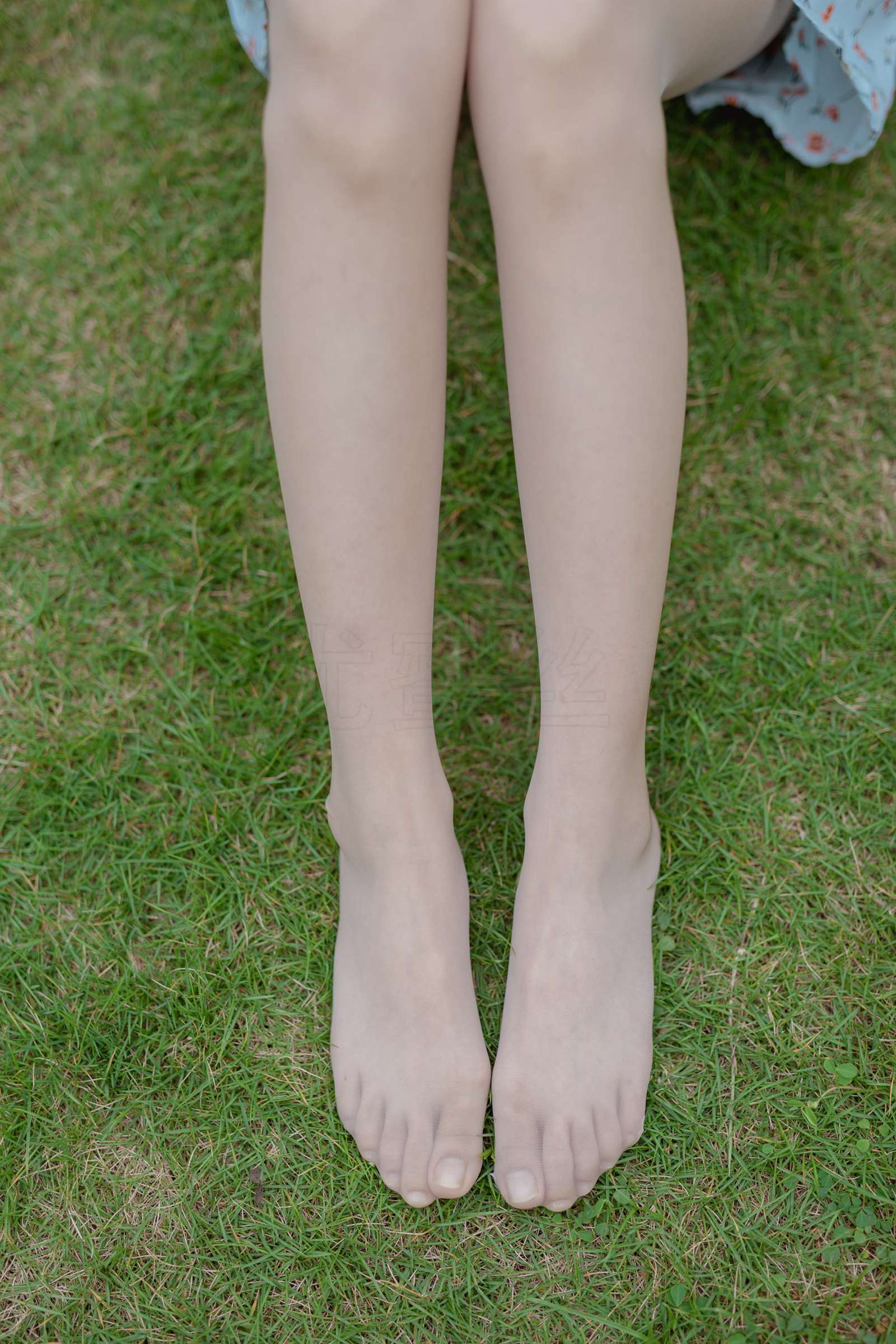 图片[39]-尤蜜丝 穿搭推广展示图集 公园里的蓝色碎花裙[68P] – 速更版-美库