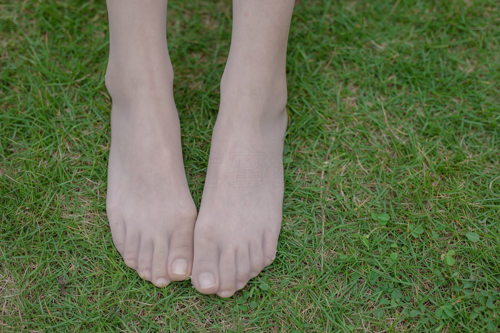 图片[40]-尤蜜丝 穿搭推广展示图集 公园里的蓝色碎花裙[68P] – 速更版-美库