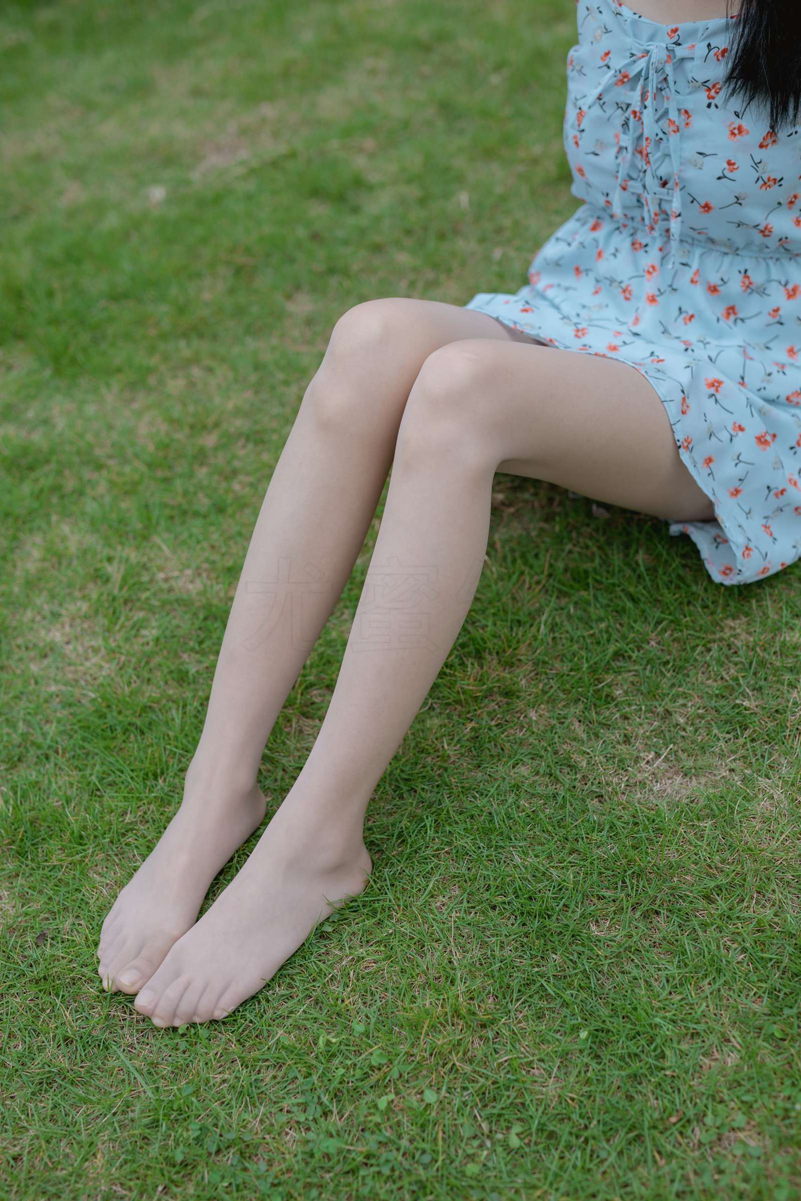 图片[41]-尤蜜丝 穿搭推广展示图集 公园里的蓝色碎花裙[68P] – 速更版-美库