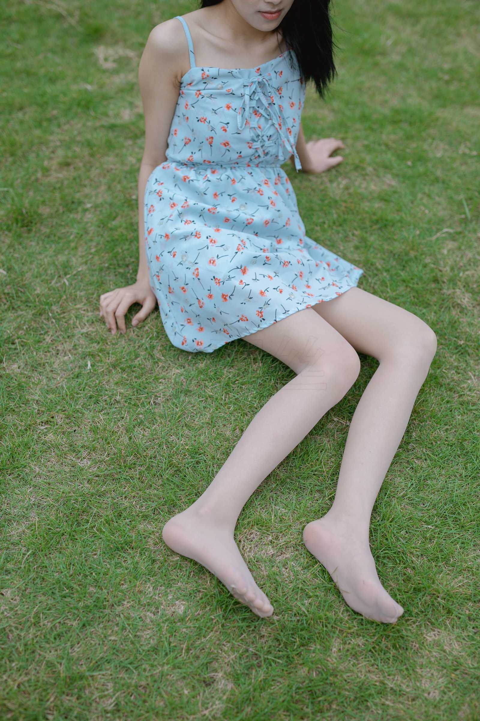 图片[43]-尤蜜丝 穿搭推广展示图集 公园里的蓝色碎花裙[68P] – 速更版-美库