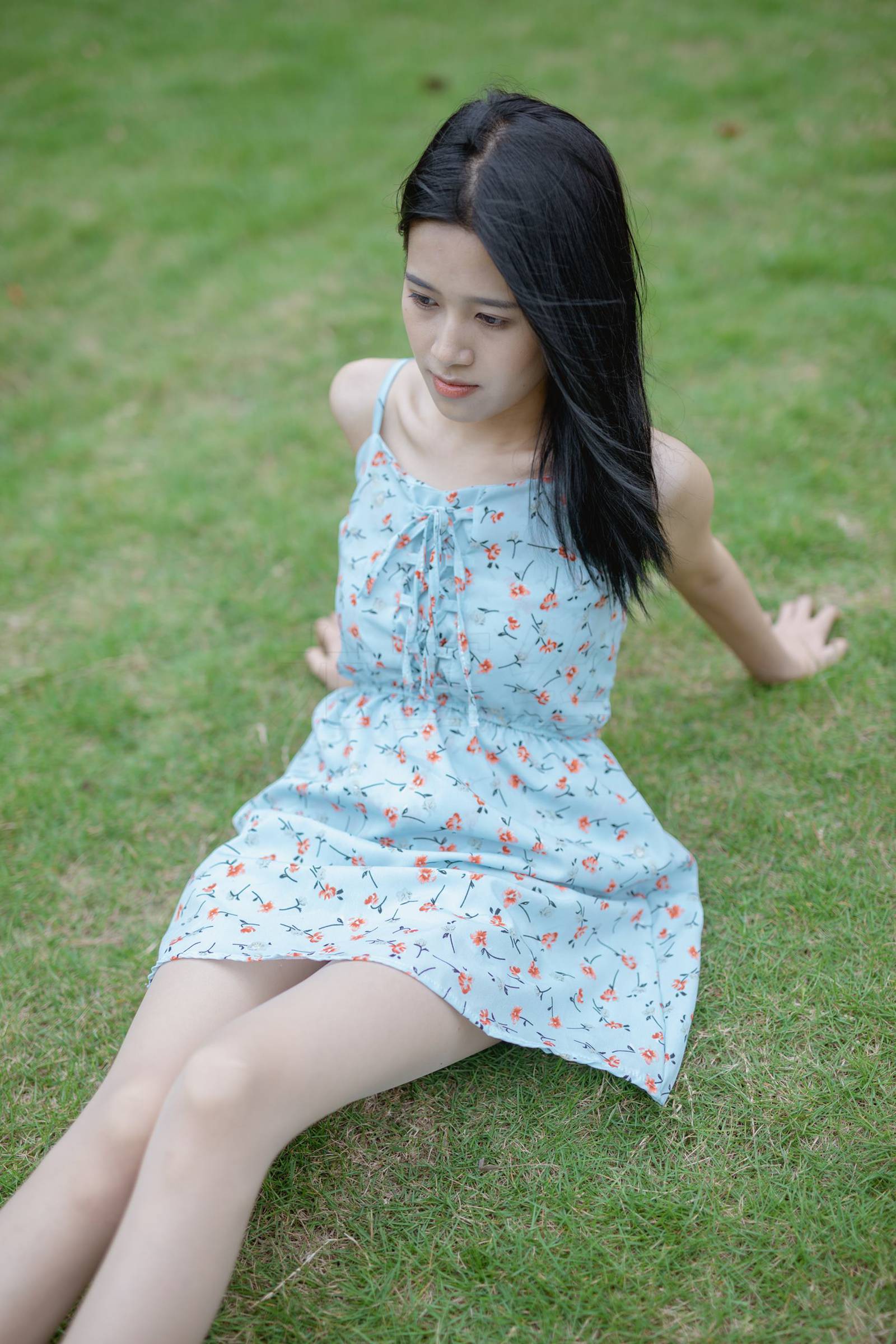 图片[44]-尤蜜丝 穿搭推广展示图集 公园里的蓝色碎花裙[68P] – 速更版-美库