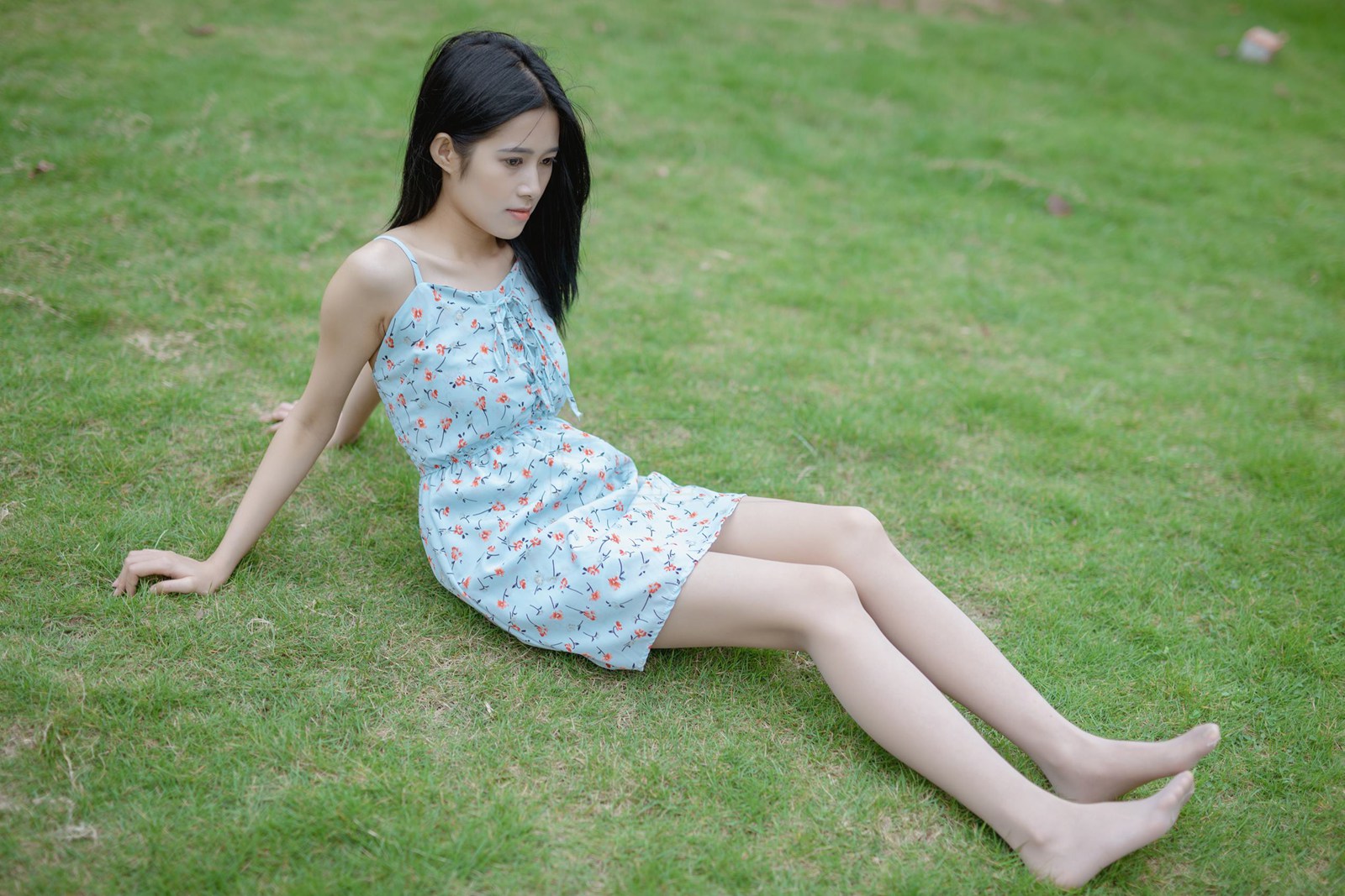 图片[45]-尤蜜丝 穿搭推广展示图集 公园里的蓝色碎花裙[68P] – 速更版-美库