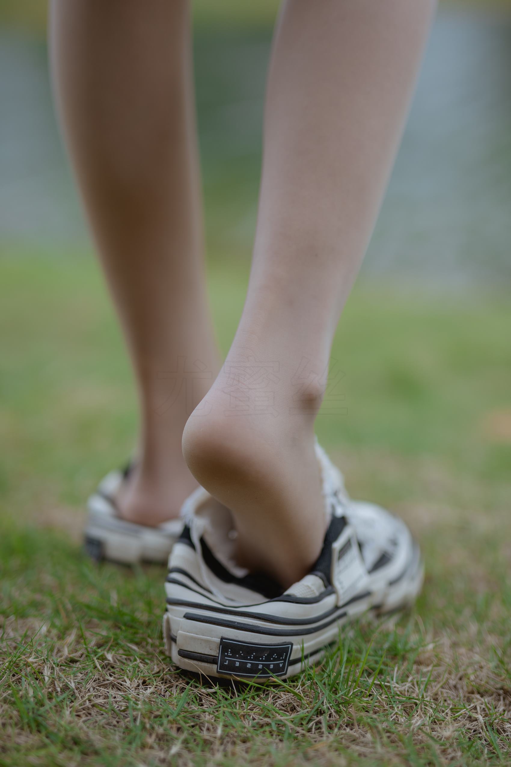 图片[47]-尤蜜丝 穿搭推广展示图集 公园里的蓝色碎花裙[68P] – 速更版-美库