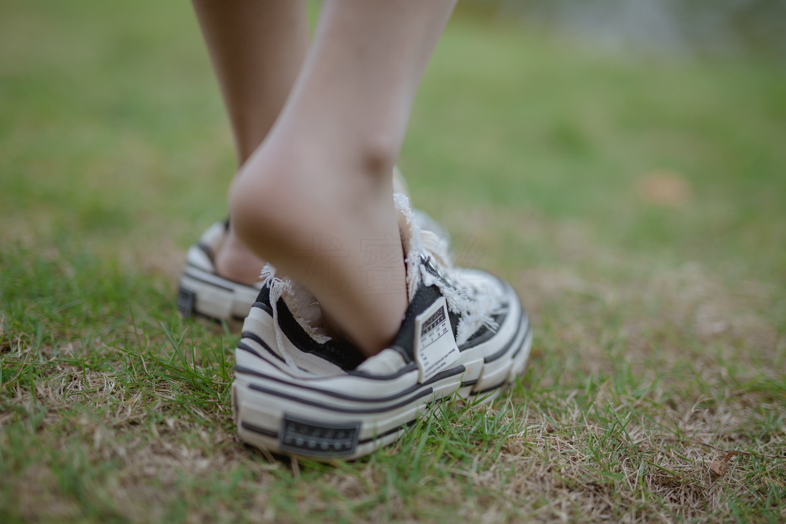 图片[48]-尤蜜丝 穿搭推广展示图集 公园里的蓝色碎花裙[68P] – 速更版-美库