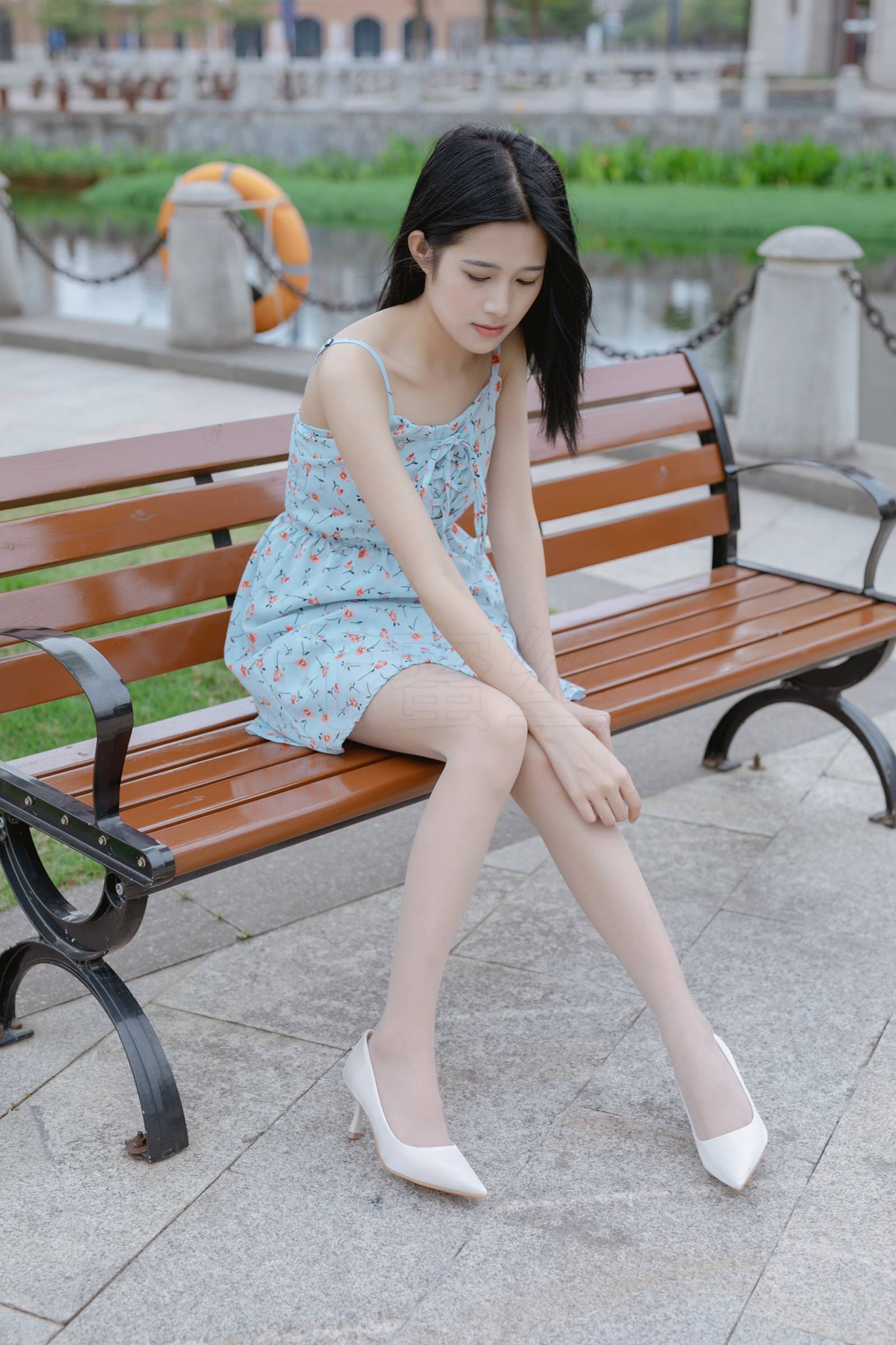 图片[51]-尤蜜丝 穿搭推广展示图集 公园里的蓝色碎花裙[68P] – 速更版-美库