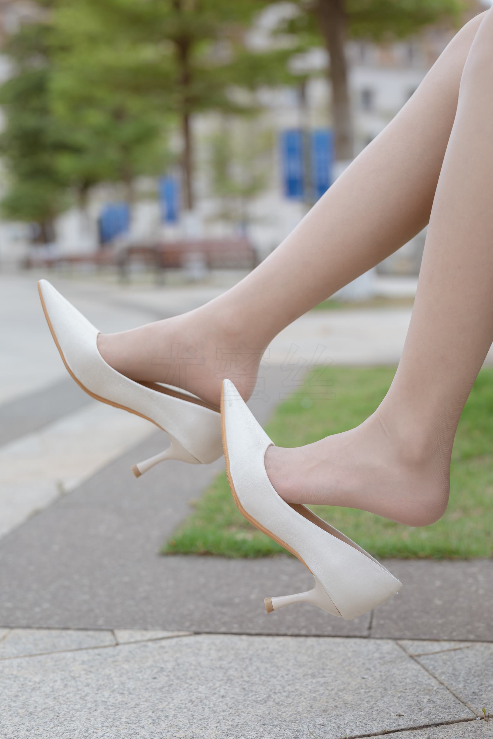 图片[52]-尤蜜丝 穿搭推广展示图集 公园里的蓝色碎花裙[68P] – 速更版-美库