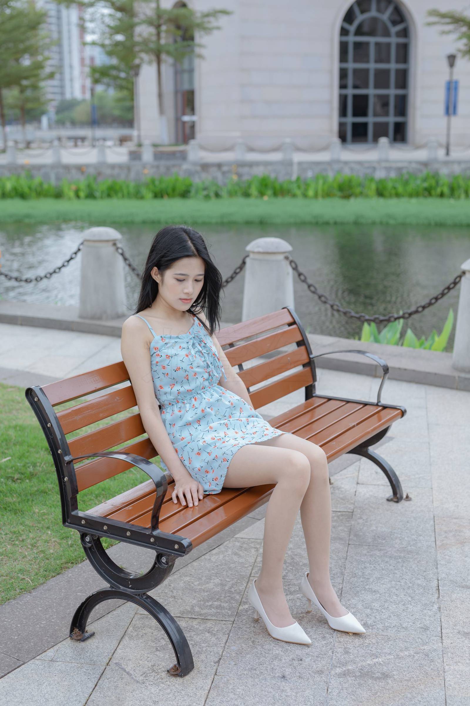 图片[54]-尤蜜丝 穿搭推广展示图集 公园里的蓝色碎花裙[68P] – 速更版-美库