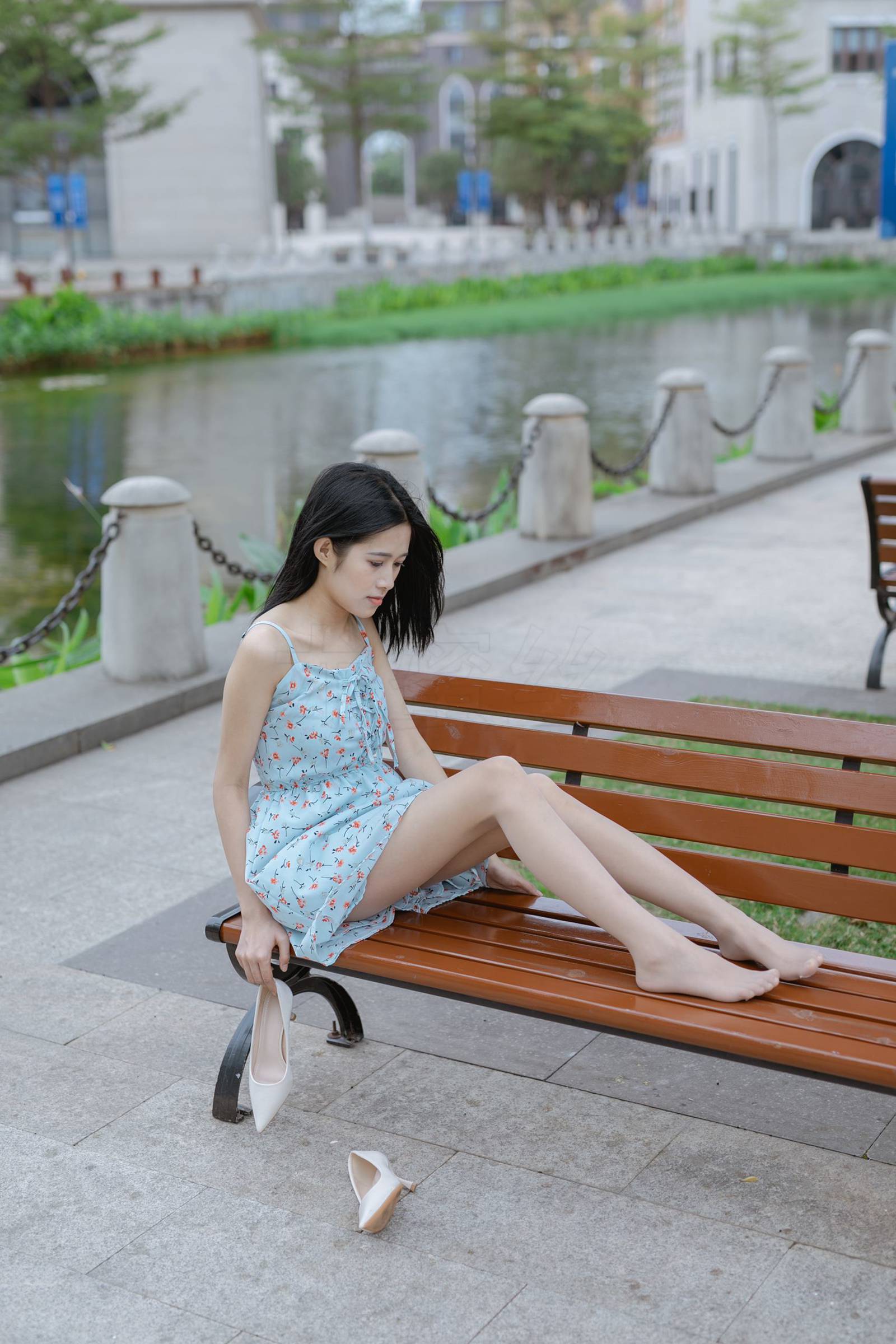 图片[68]-尤蜜丝 穿搭推广展示图集 公园里的蓝色碎花裙[68P] – 速更版-美库