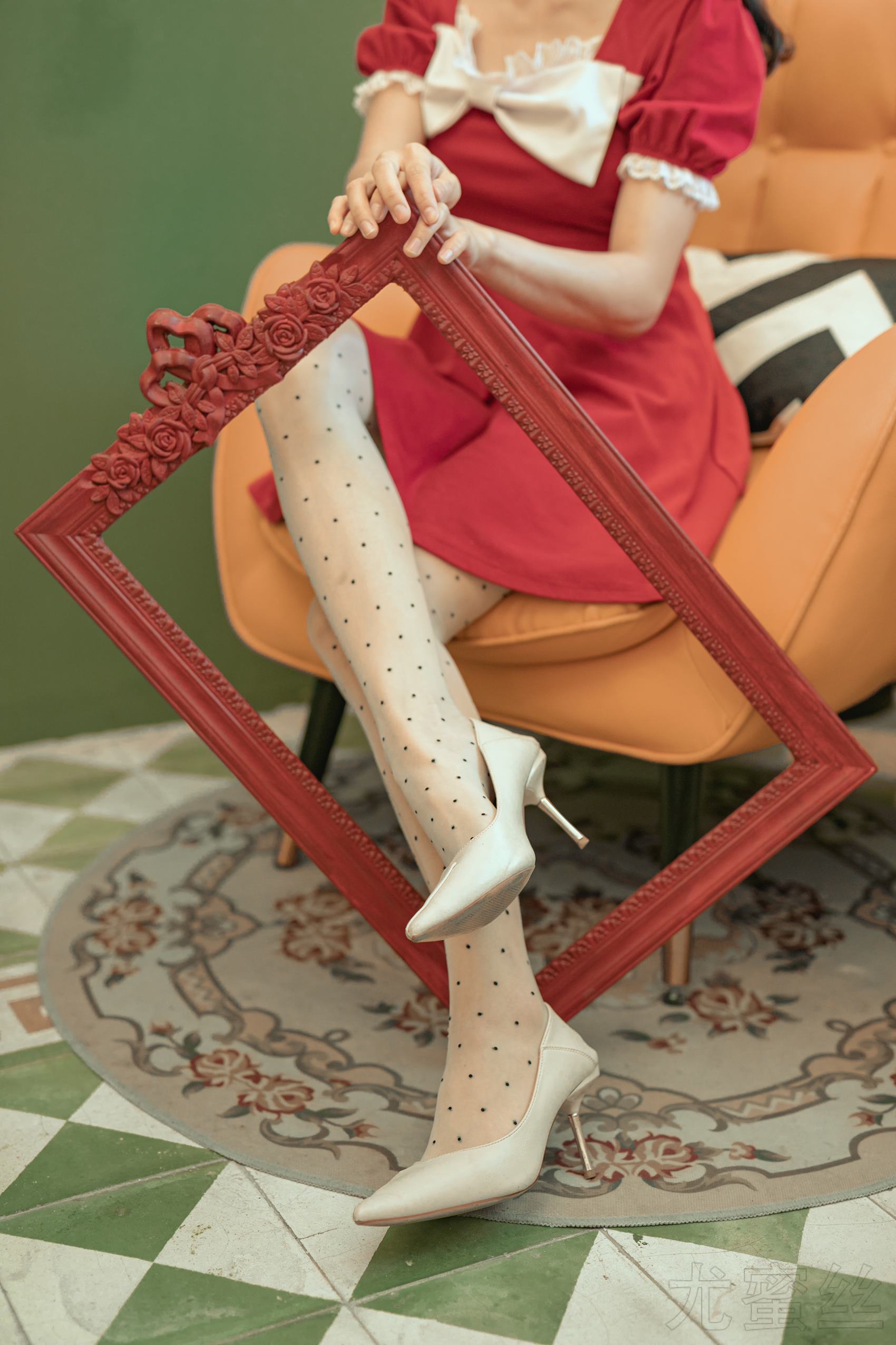 图片[19]-尤蜜丝 穿搭推广展示图集 餐桌相框与红裙[48P] – 速更版-美库