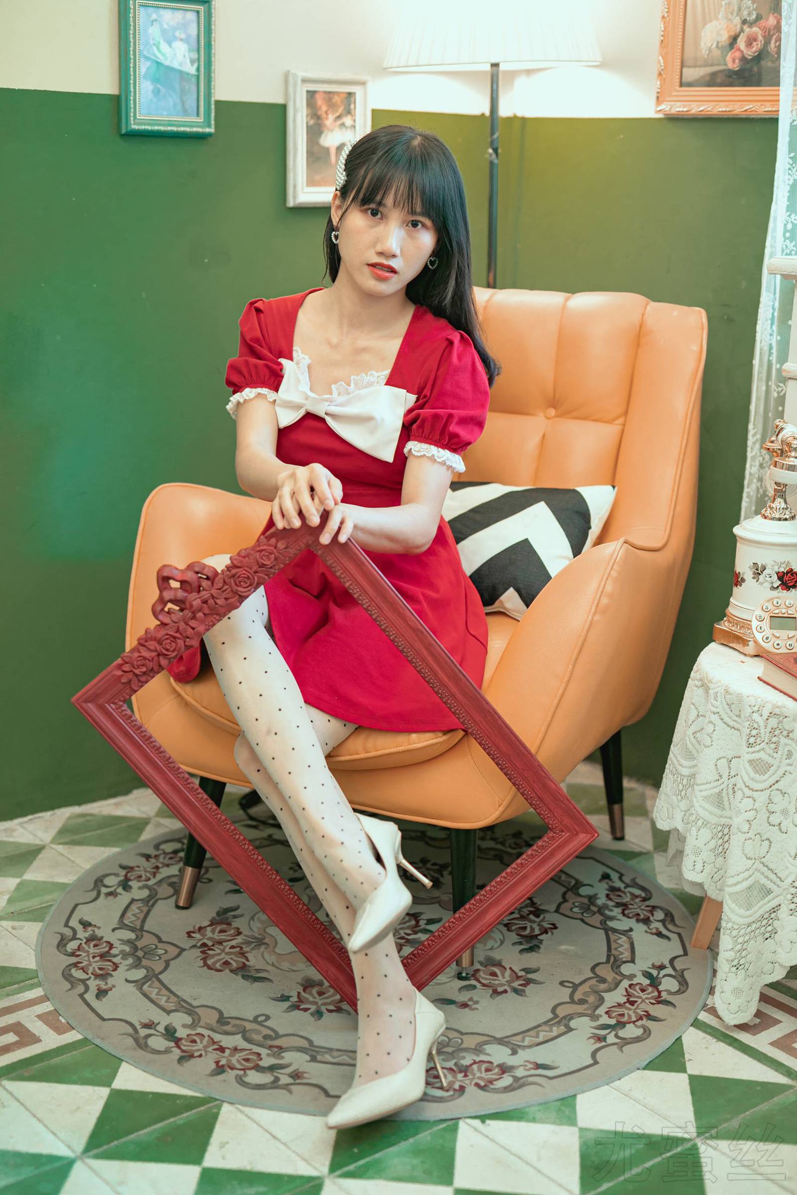 图片[21]-尤蜜丝 穿搭推广展示图集 餐桌相框与红裙[48P] – 速更版-美库