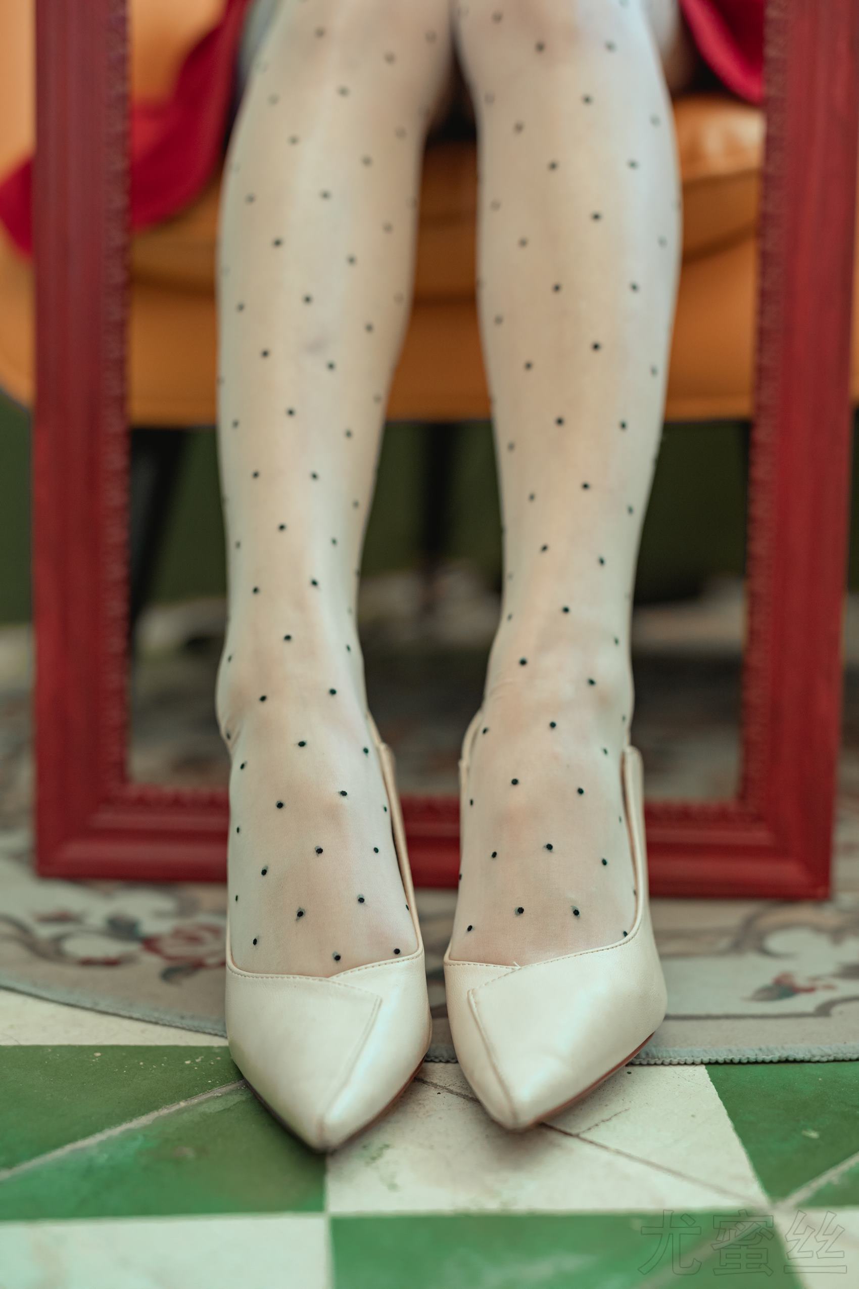 图片[27]-尤蜜丝 穿搭推广展示图集 餐桌相框与红裙[48P] – 速更版-美库