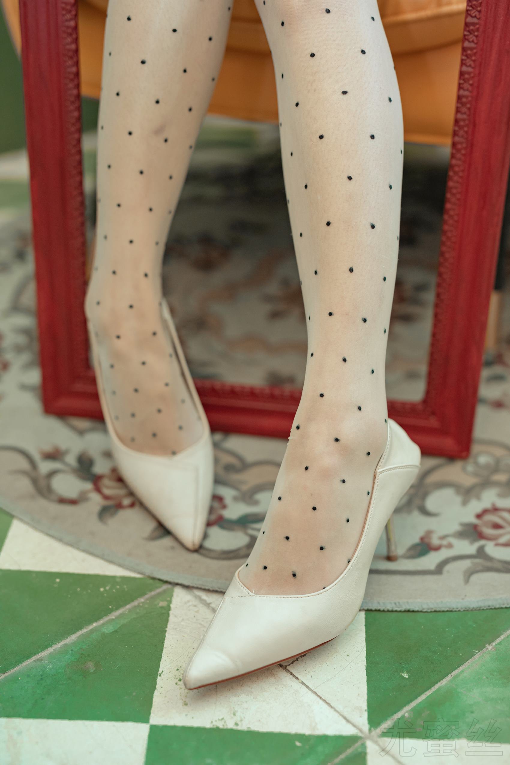 图片[28]-尤蜜丝 穿搭推广展示图集 餐桌相框与红裙[48P] – 速更版-美库