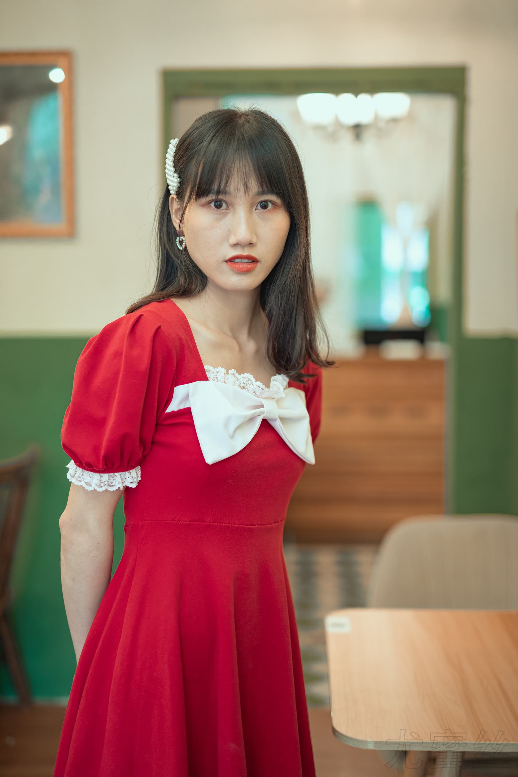 图片[30]-尤蜜丝 穿搭推广展示图集 餐桌相框与红裙[48P] – 速更版-美库