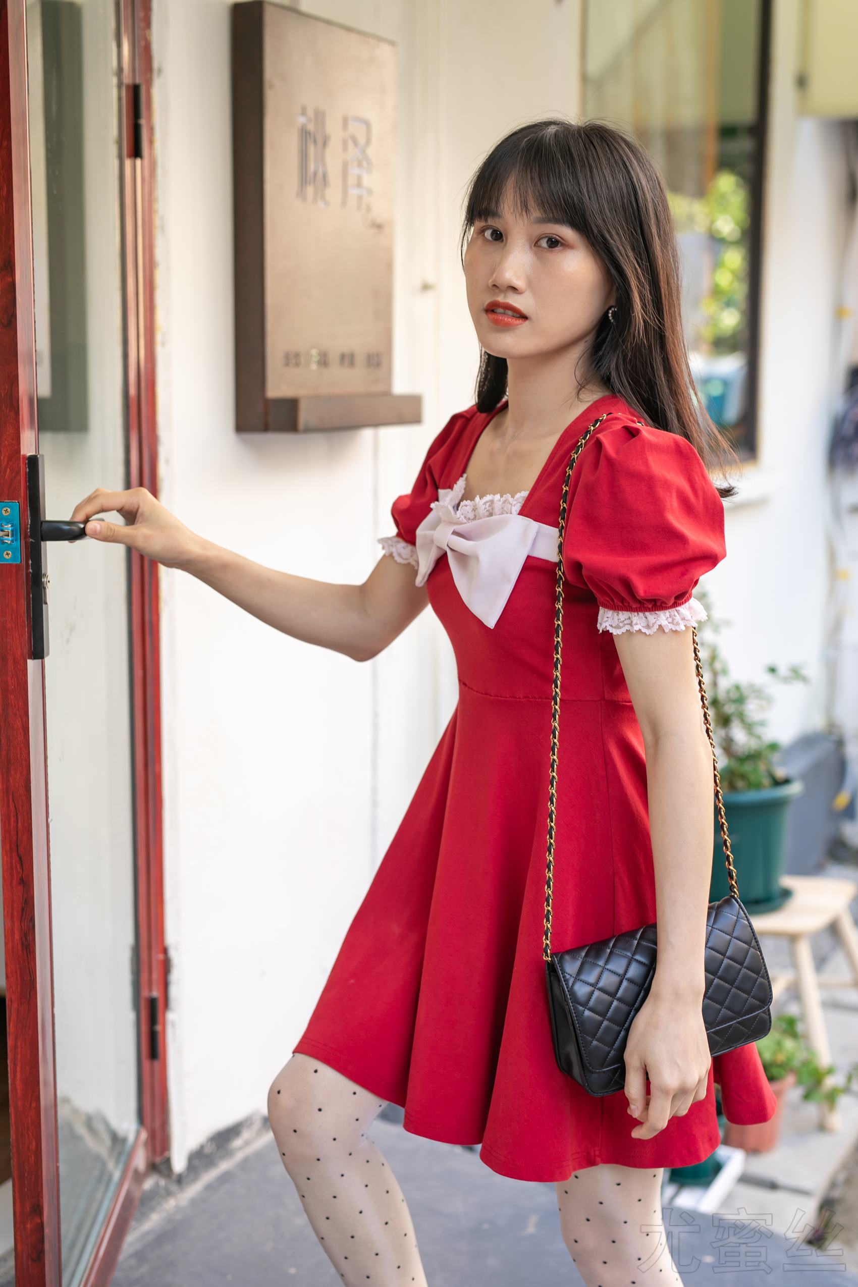 图片[34]-尤蜜丝 穿搭推广展示图集 餐桌相框与红裙[48P] – 速更版-美库