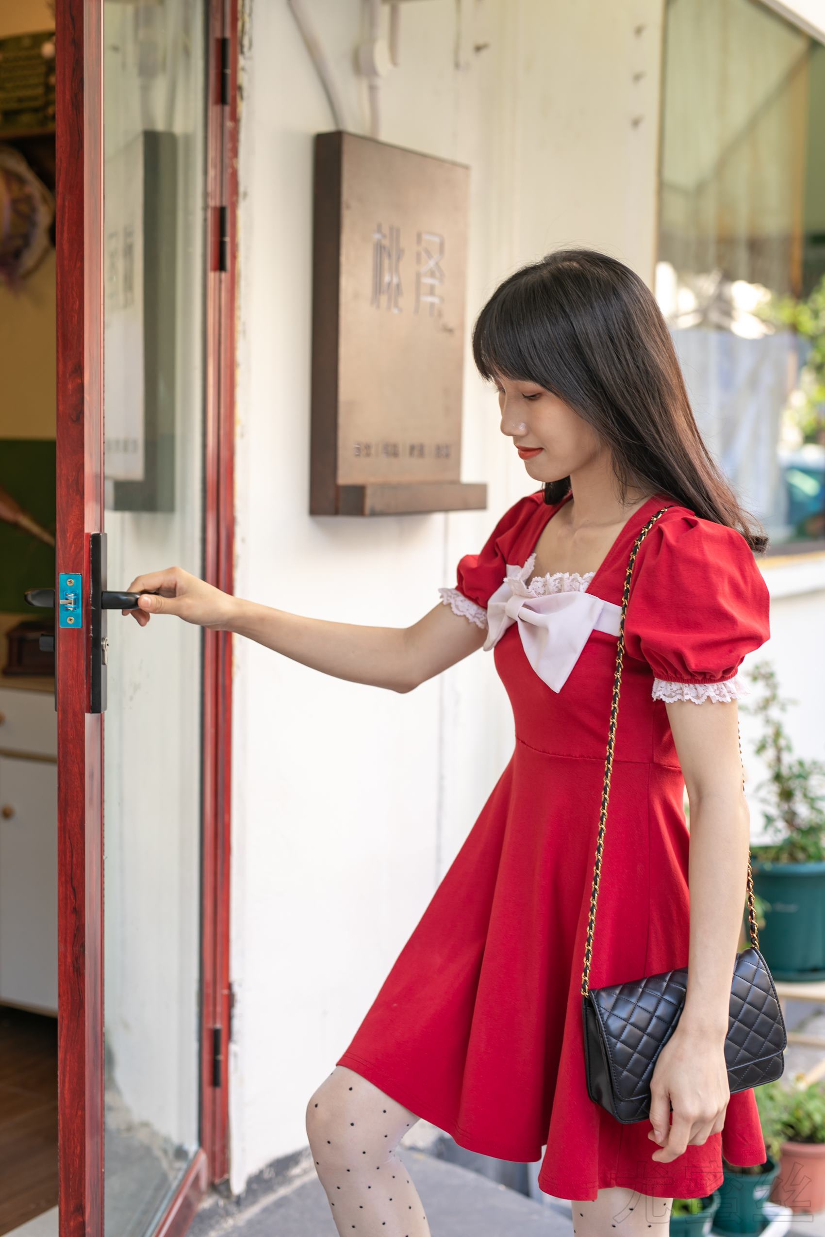 图片[35]-尤蜜丝 穿搭推广展示图集 餐桌相框与红裙[48P] – 速更版-美库