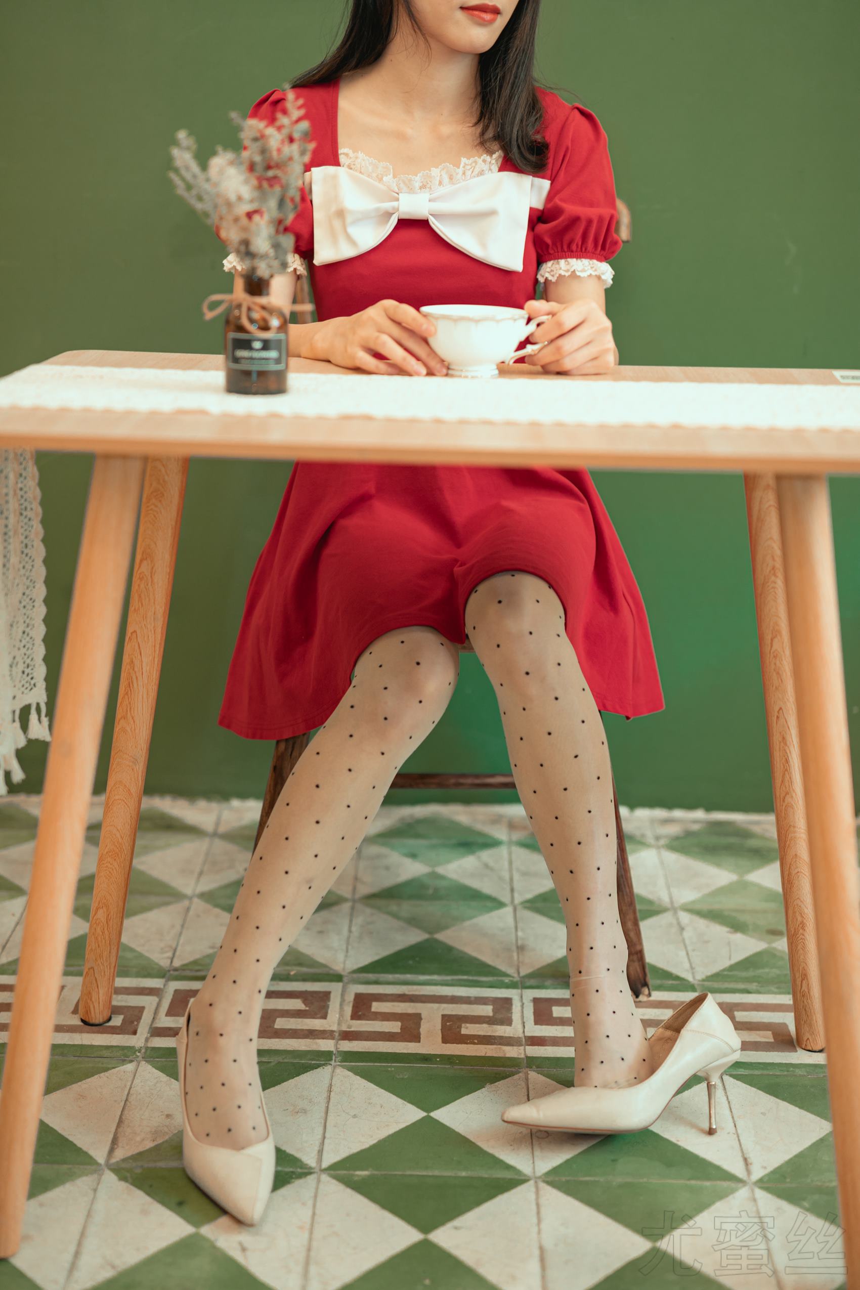 图片[37]-尤蜜丝 穿搭推广展示图集 餐桌相框与红裙[48P] – 速更版-美库