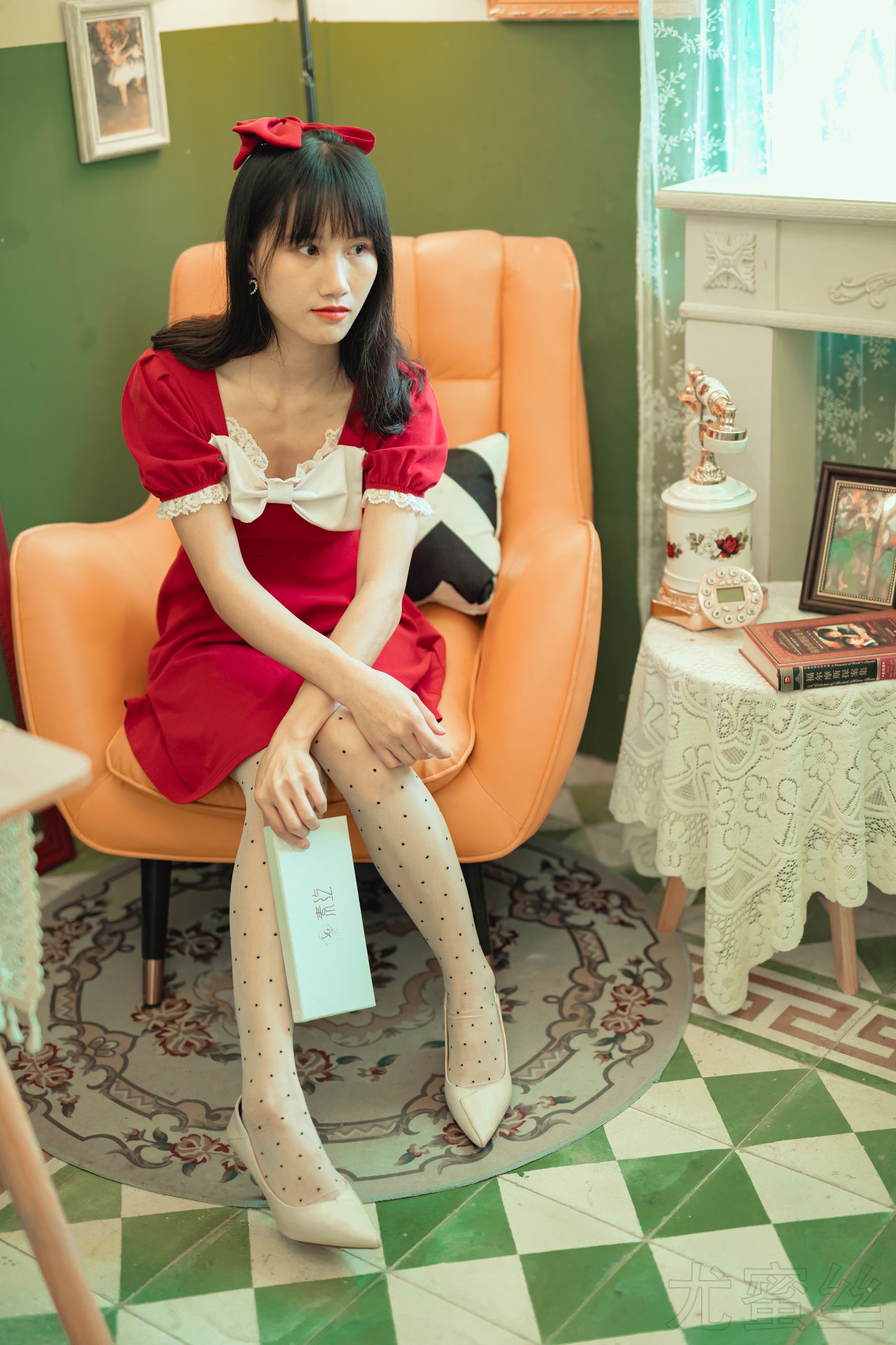 图片[41]-尤蜜丝 穿搭推广展示图集 餐桌相框与红裙[48P] – 速更版-美库