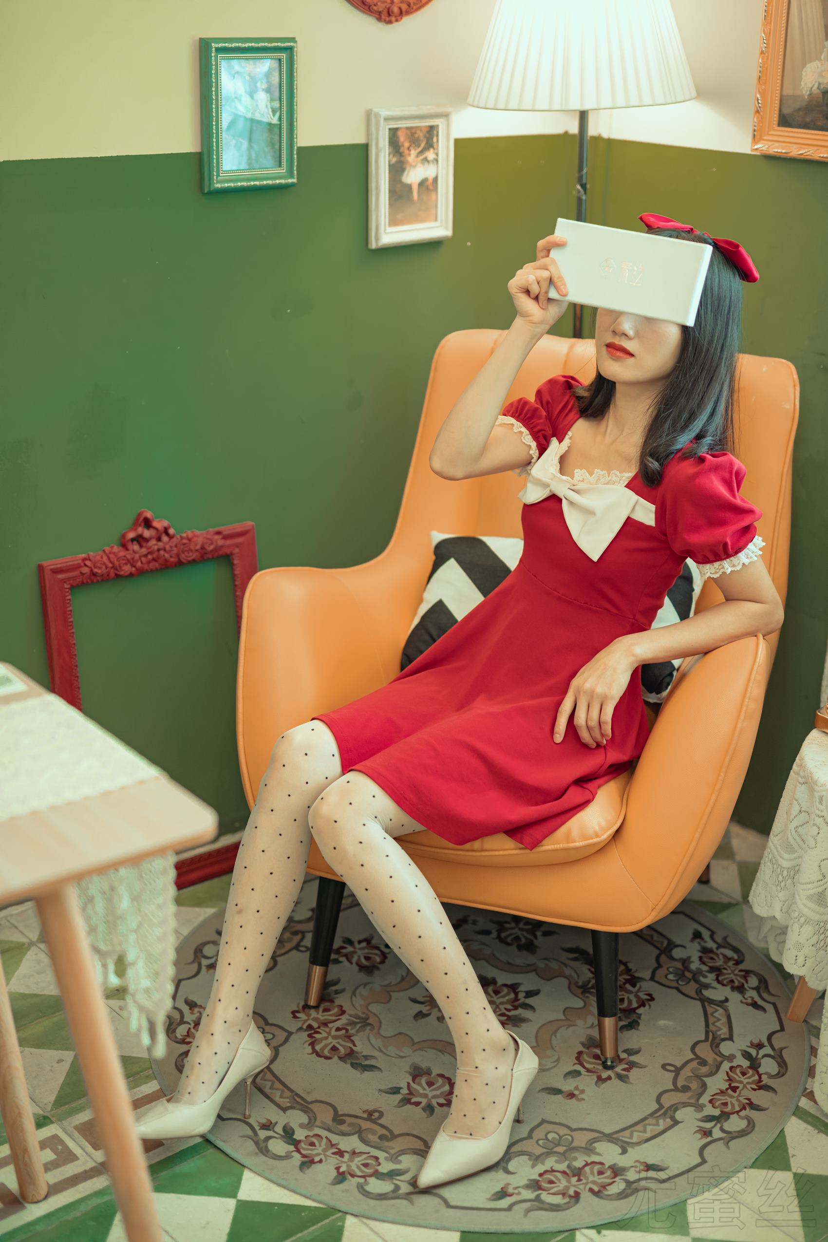 图片[42]-尤蜜丝 穿搭推广展示图集 餐桌相框与红裙[48P] – 速更版-美库