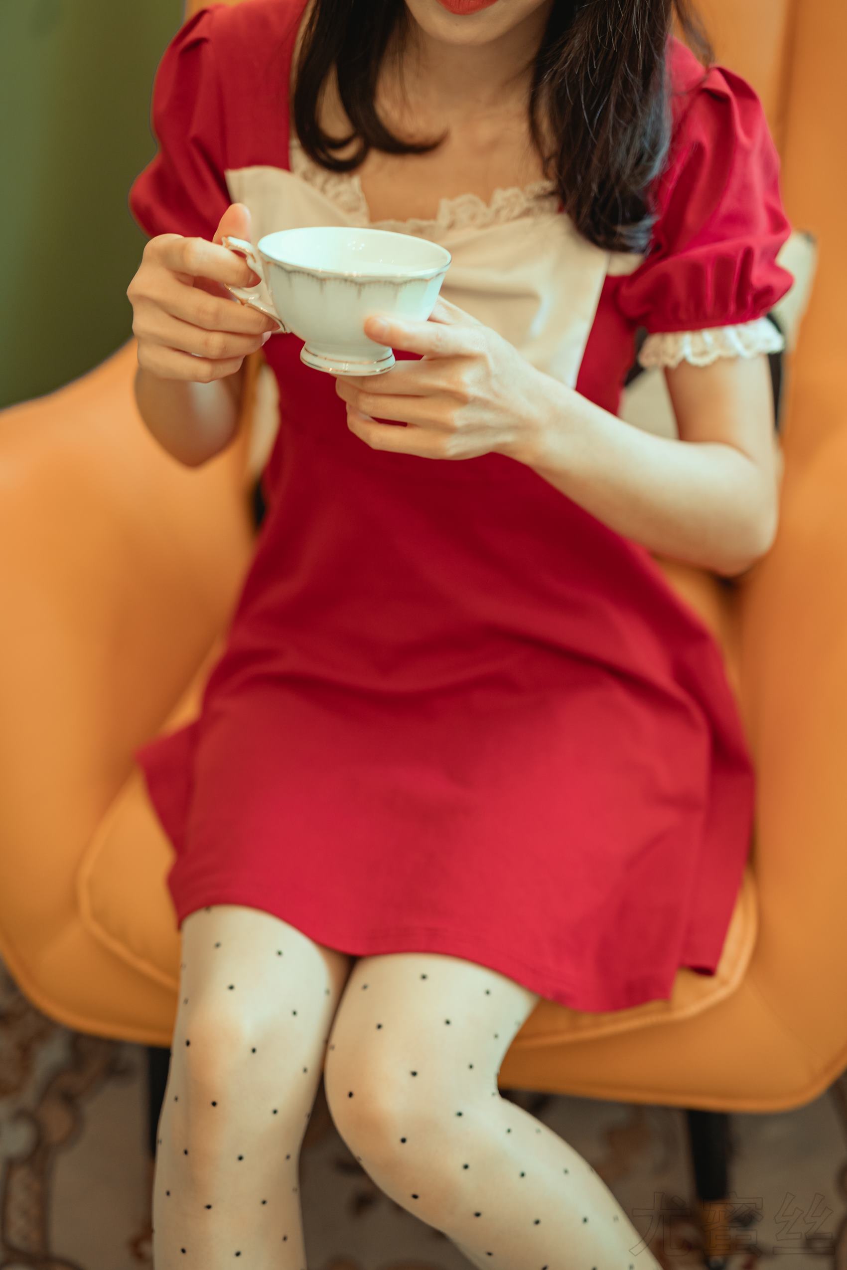 图片[44]-尤蜜丝 穿搭推广展示图集 餐桌相框与红裙[48P] – 速更版-美库