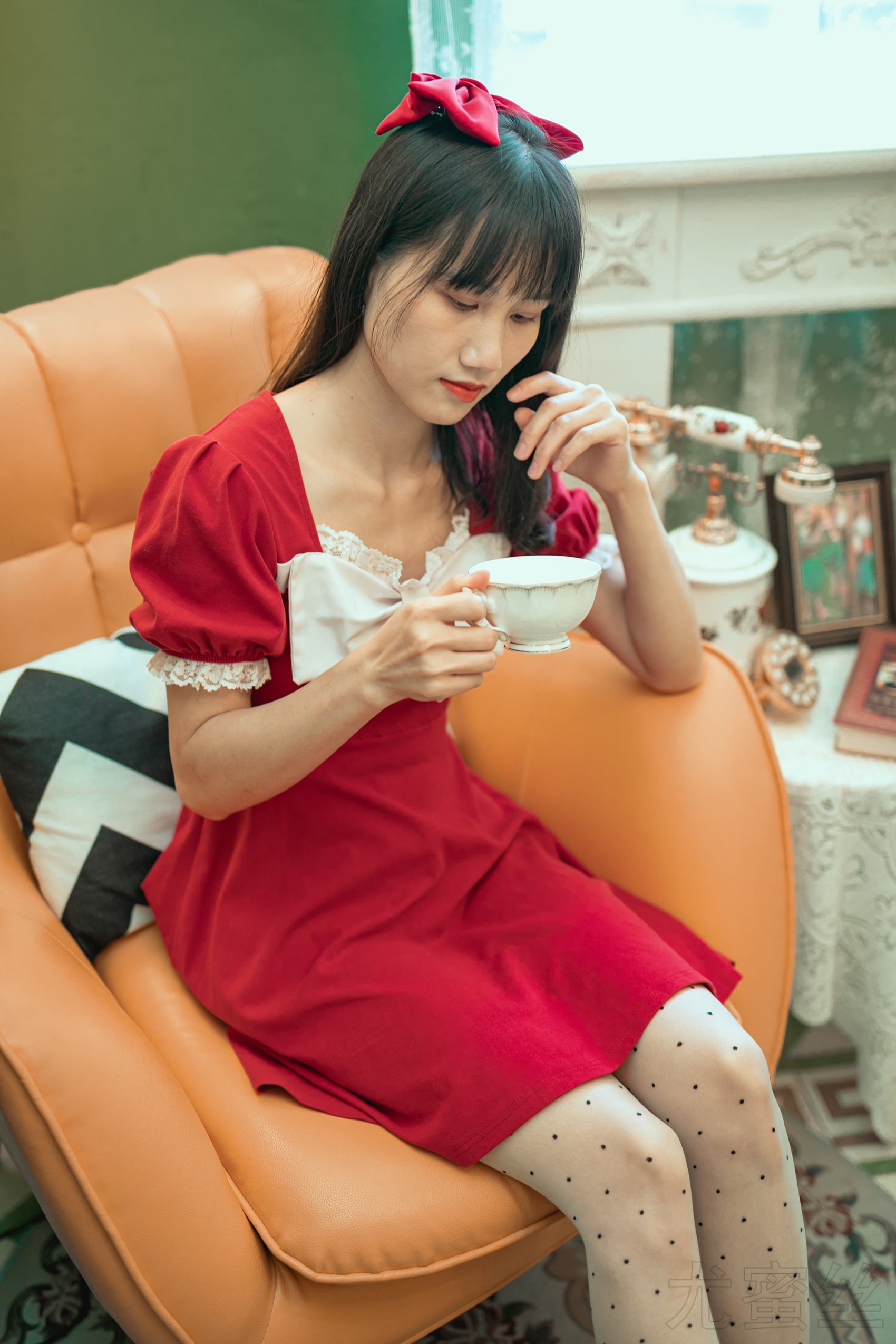 图片[47]-尤蜜丝 穿搭推广展示图集 餐桌相框与红裙[48P] – 速更版-美库