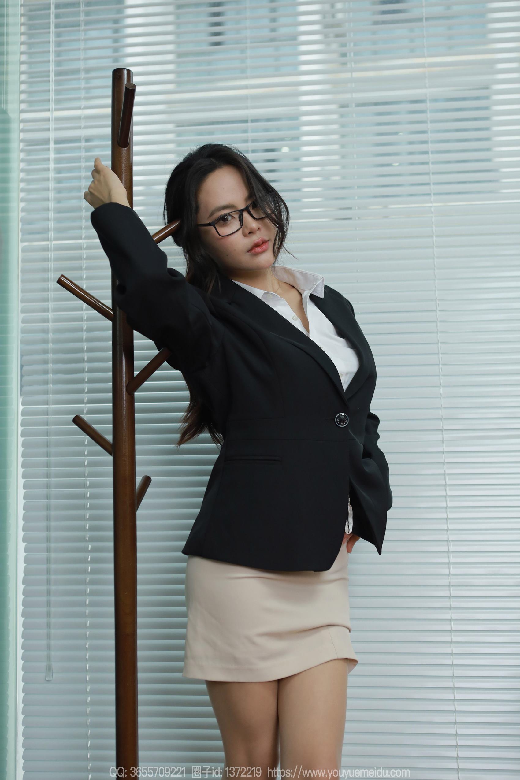 图片[10]-[IESS异思趣向] 2024.03.24 丝享家1697：兔兔《眼镜辣兔》[84P] – 速更版-美库