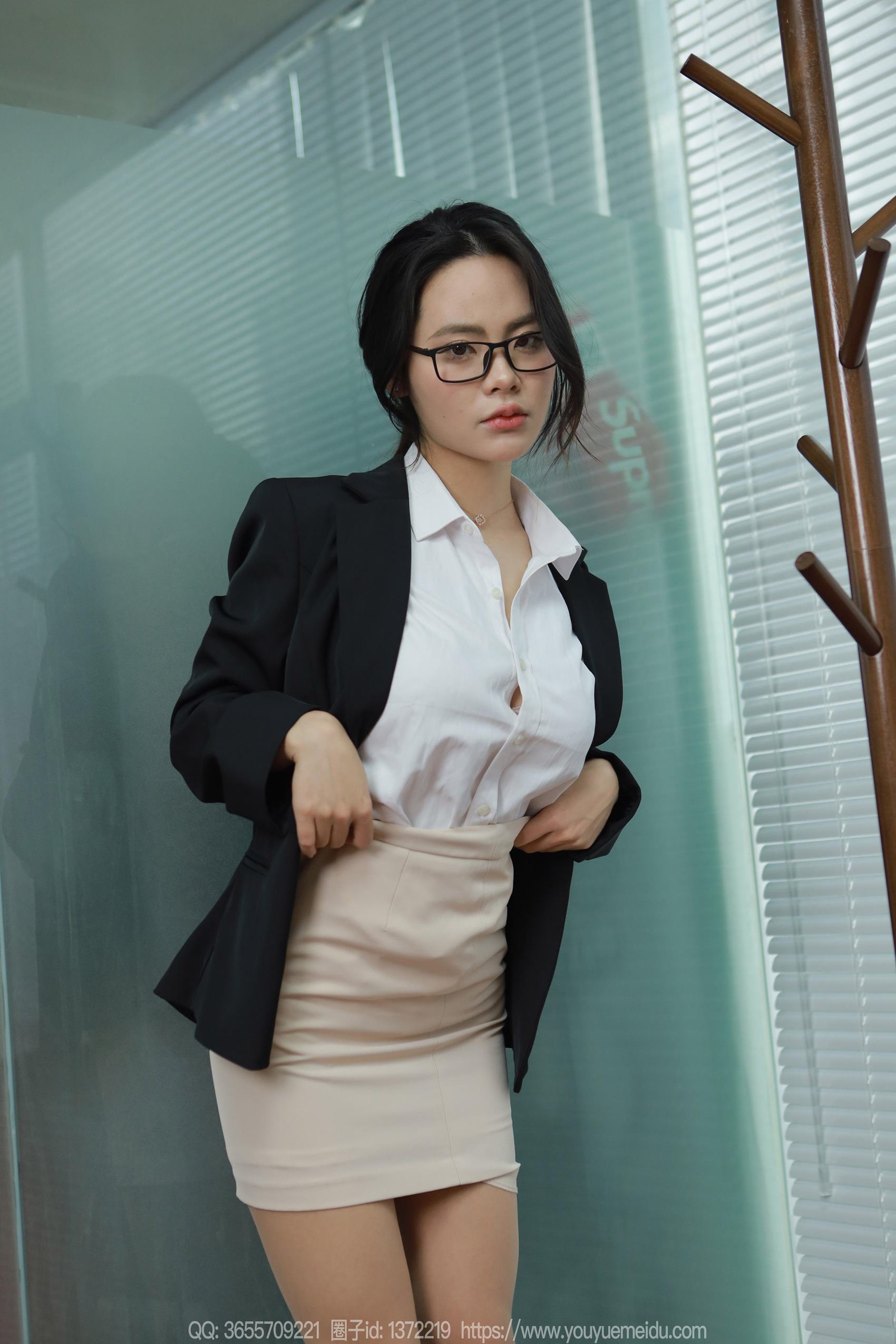 图片[20]-[IESS异思趣向] 2024.03.24 丝享家1697：兔兔《眼镜辣兔》[84P] – 速更版-美库