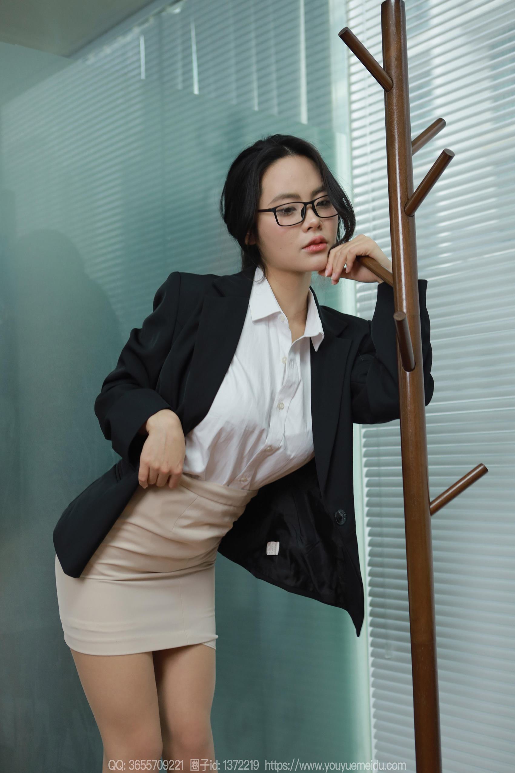 图片[22]-[IESS异思趣向] 2024.03.24 丝享家1697：兔兔《眼镜辣兔》[84P] – 速更版-美库