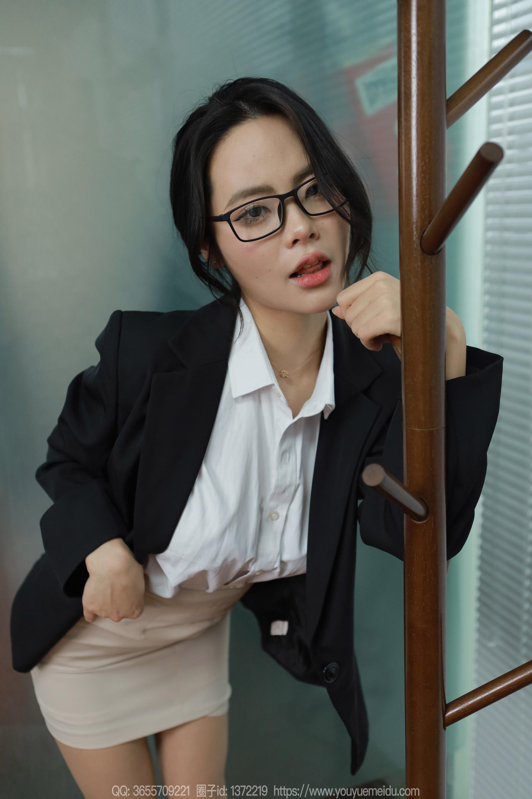 图片[23]-[IESS异思趣向] 2024.03.24 丝享家1697：兔兔《眼镜辣兔》[84P] – 速更版-美库