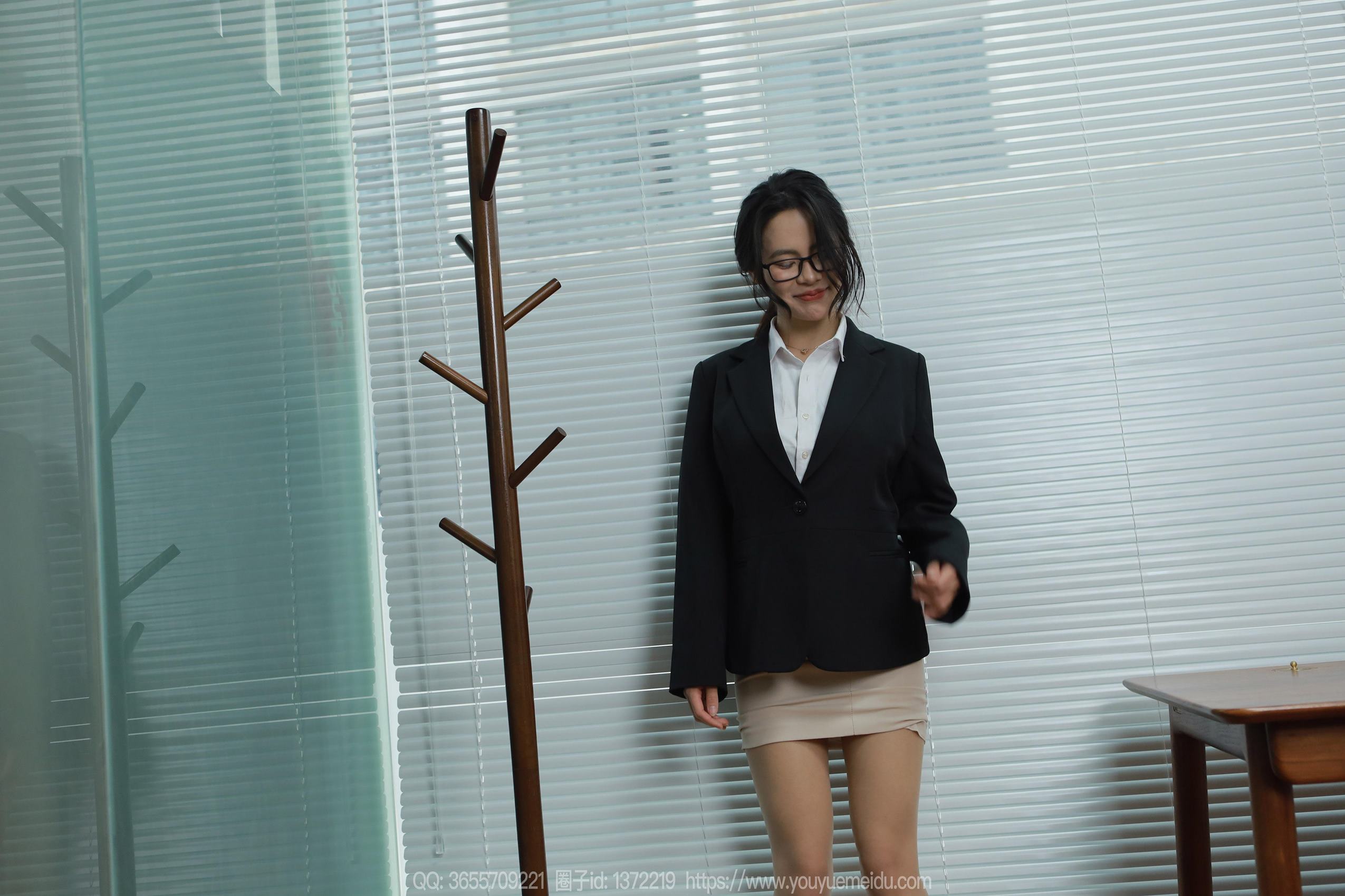 图片[83]-[IESS异思趣向] 2024.03.24 丝享家1697：兔兔《眼镜辣兔》[84P] – 速更版-美库