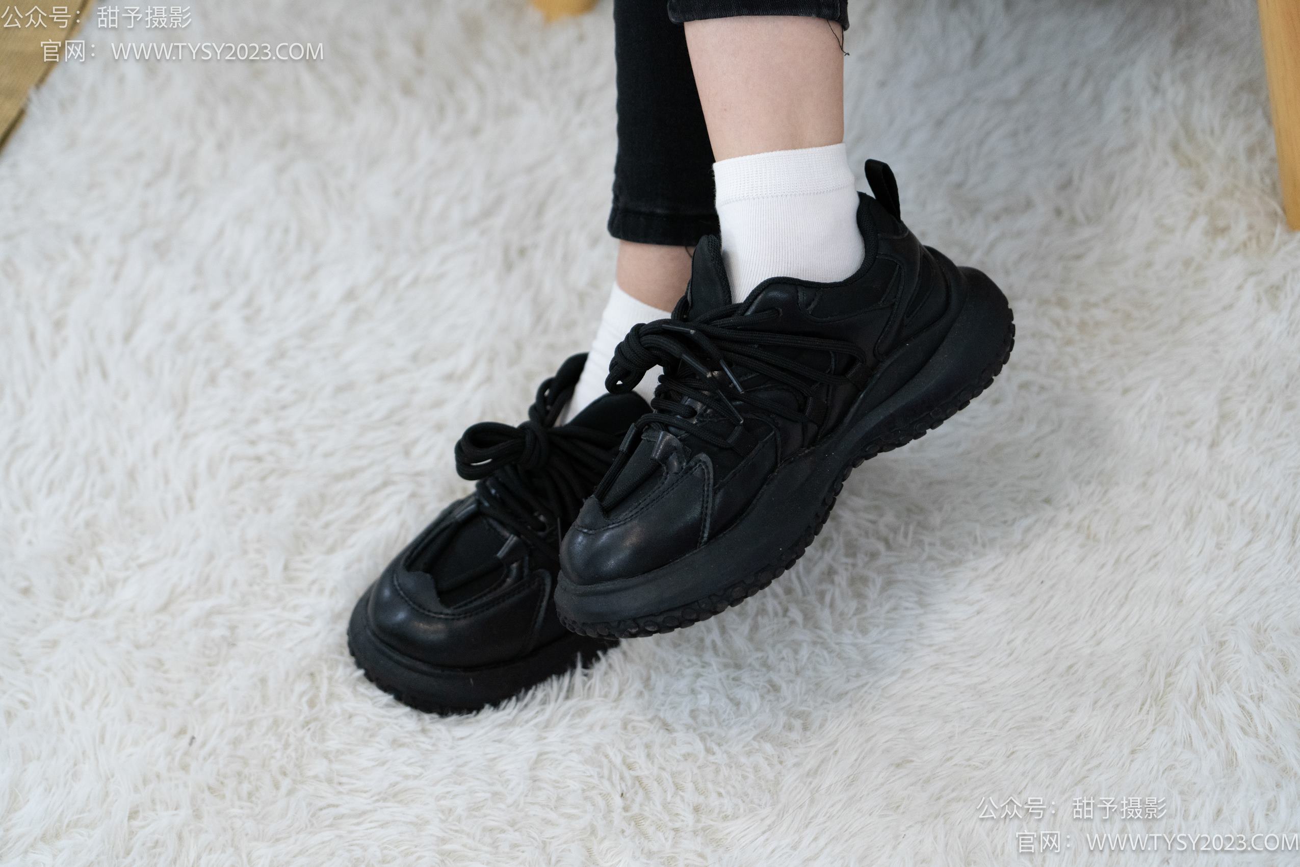 图片[15]-甜予摄影 NO.014 肉肉-运动鞋、白棉袜、裸足[116P] – 速更版-美库