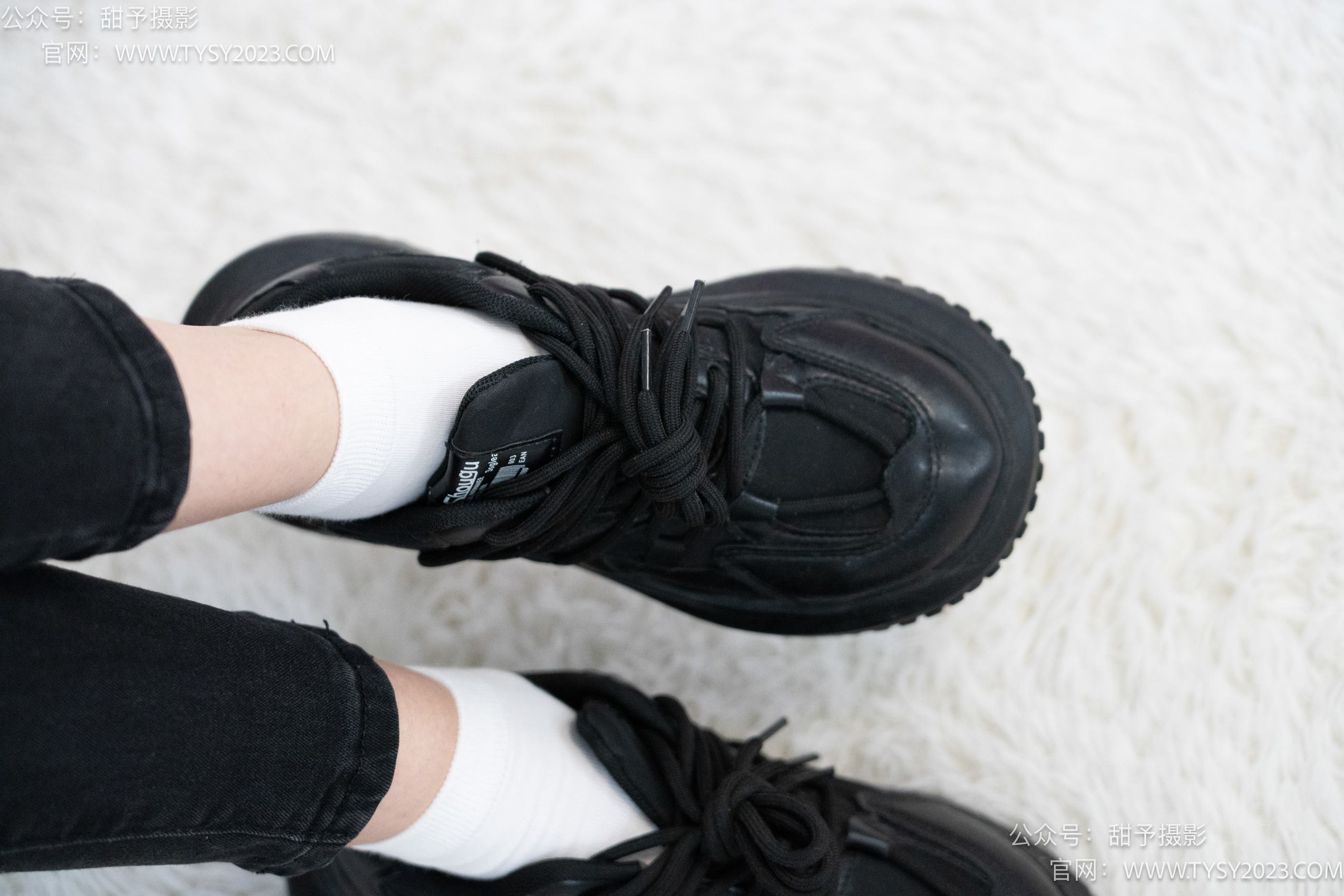 图片[17]-甜予摄影 NO.014 肉肉-运动鞋、白棉袜、裸足[116P] – 速更版-美库