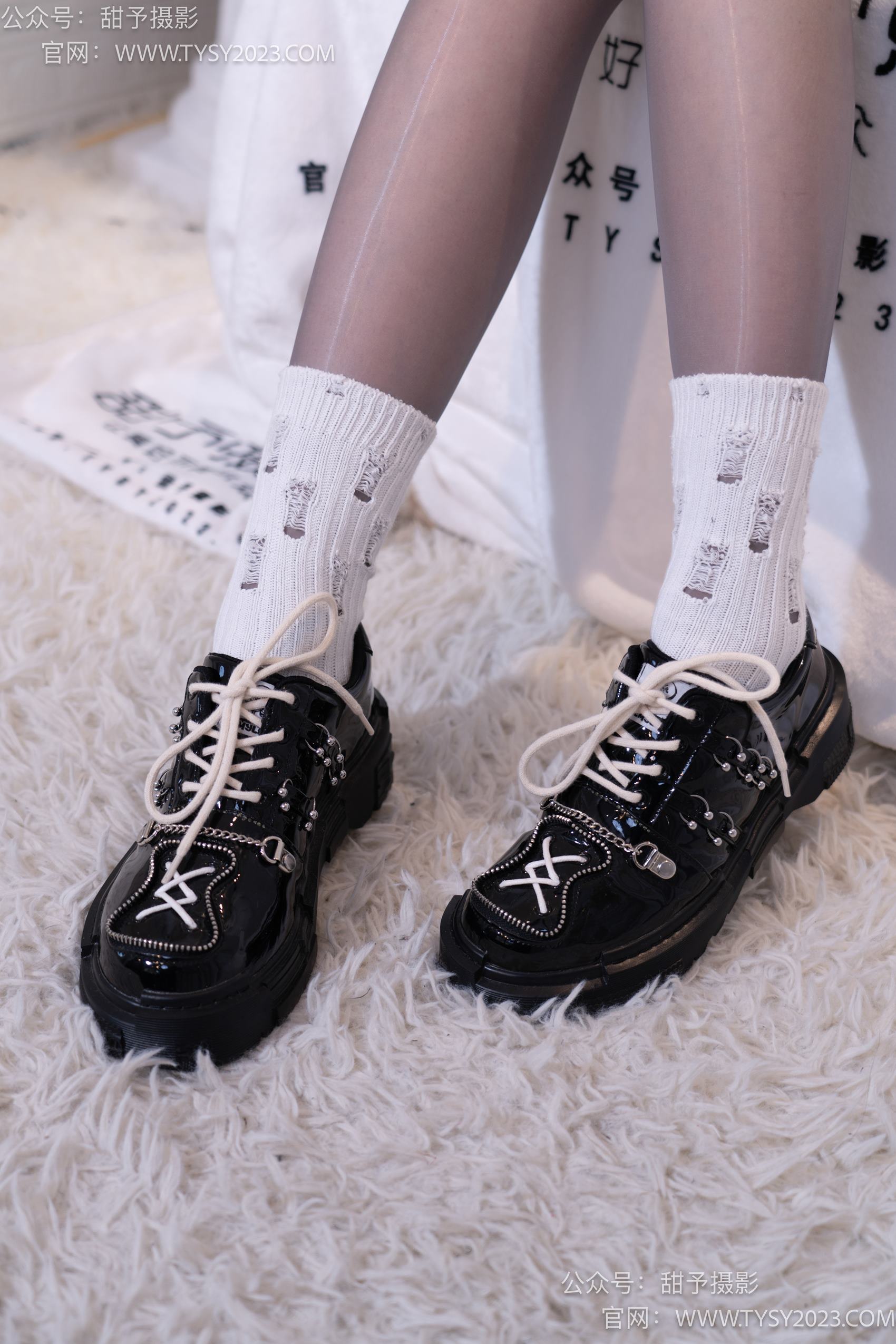 图片[17]-甜予摄影 NO.016 小野-皮鞋、白棉袜、油亮灰丝[130P] – 速更版-美库