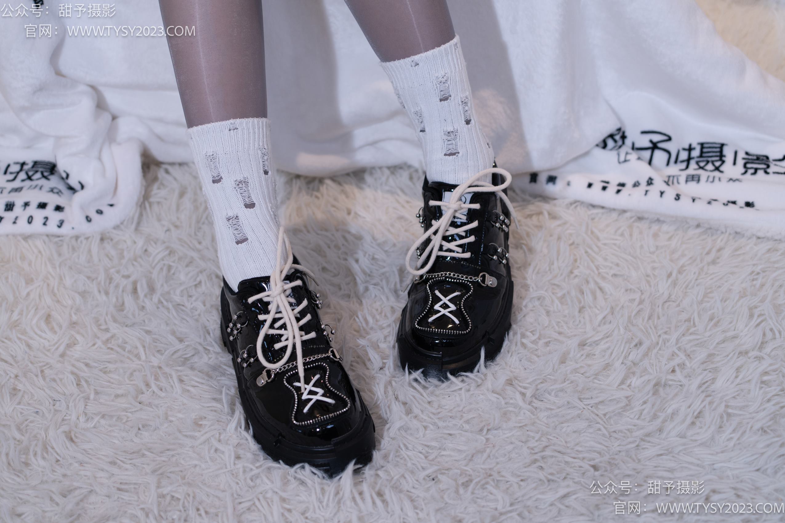 图片[18]-甜予摄影 NO.016 小野-皮鞋、白棉袜、油亮灰丝[130P] – 速更版-美库