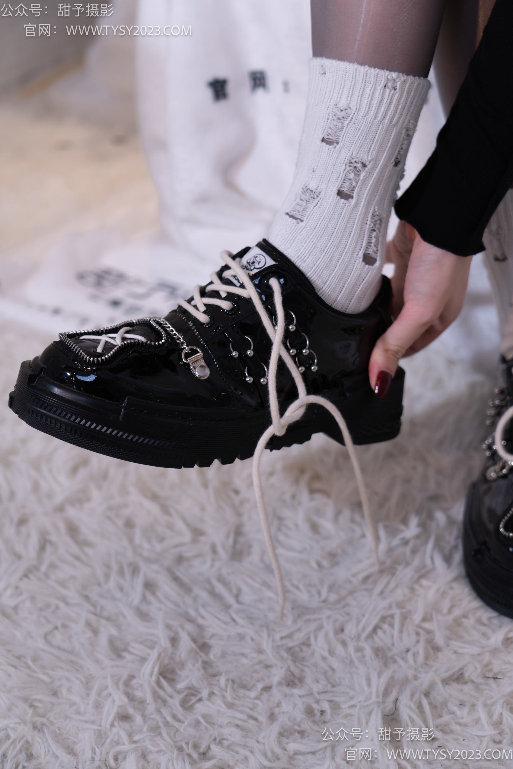 图片[20]-甜予摄影 NO.016 小野-皮鞋、白棉袜、油亮灰丝[130P] – 速更版-美库