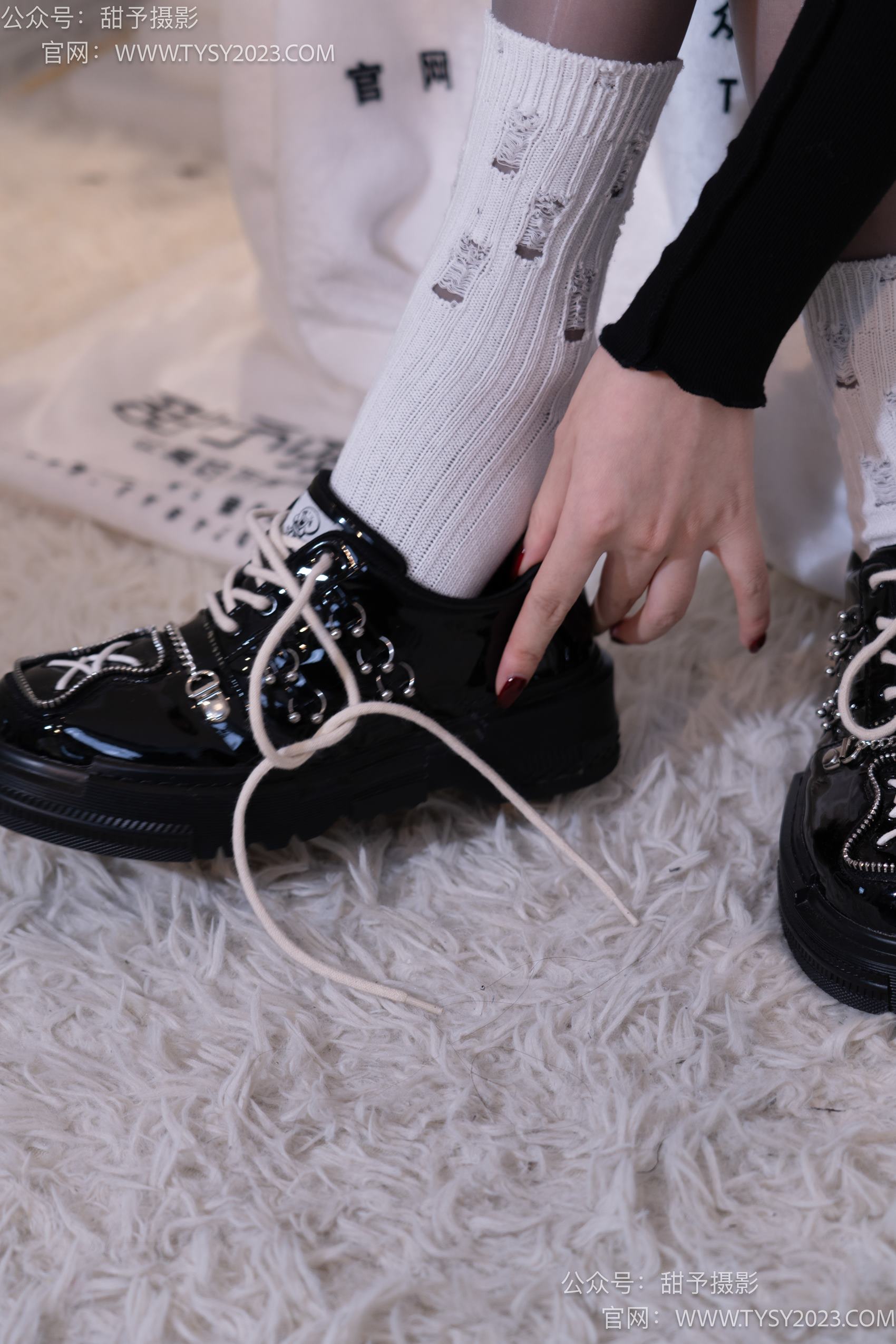 图片[21]-甜予摄影 NO.016 小野-皮鞋、白棉袜、油亮灰丝[130P] – 速更版-美库
