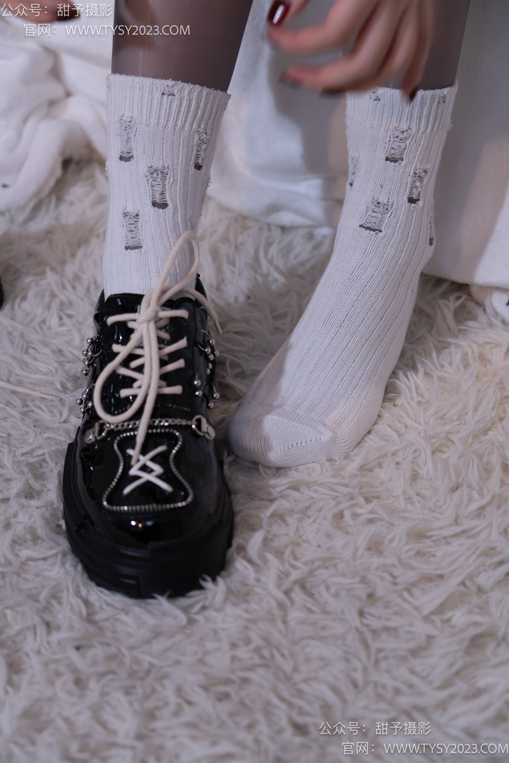 图片[22]-甜予摄影 NO.016 小野-皮鞋、白棉袜、油亮灰丝[130P] – 速更版-美库