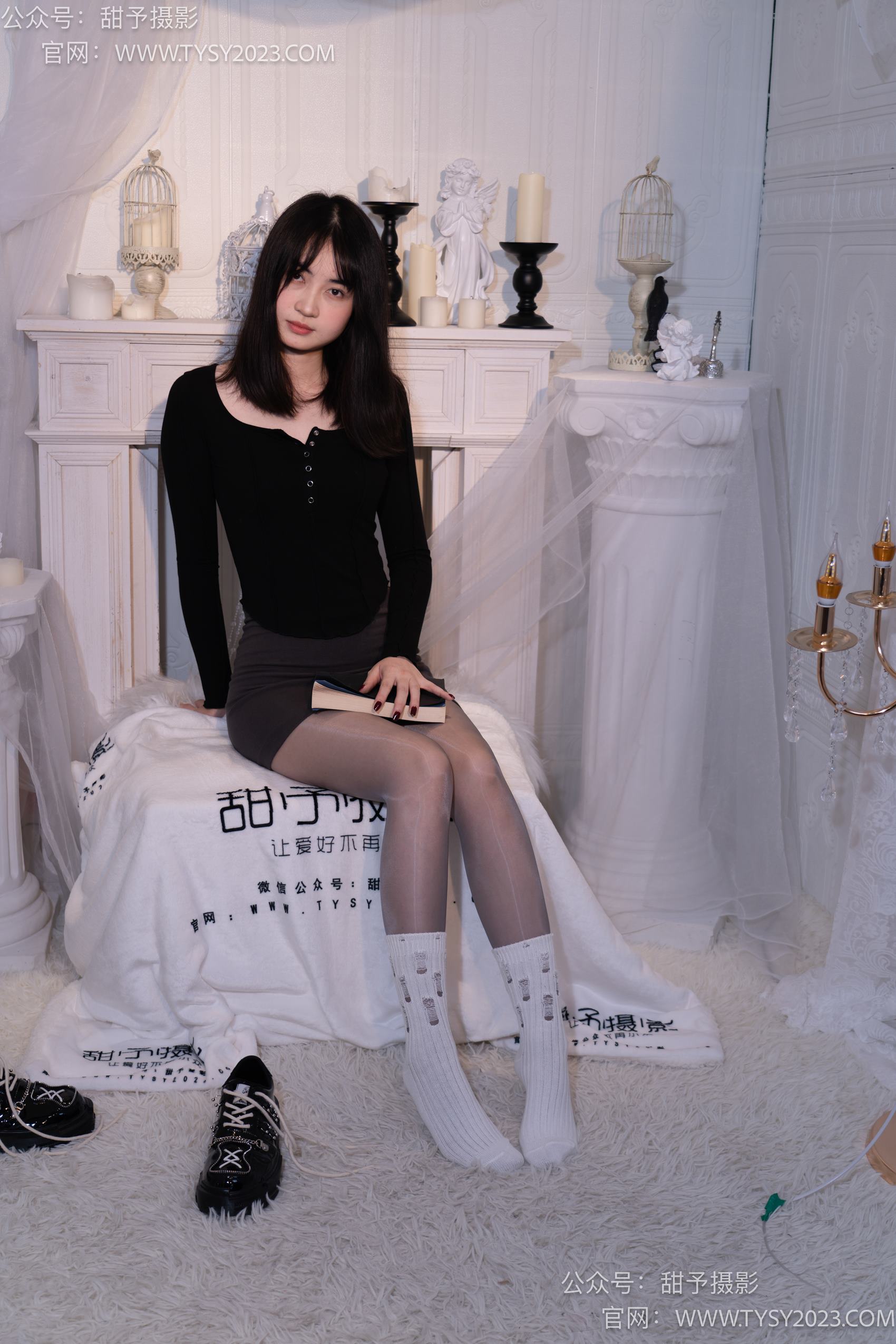 图片[24]-甜予摄影 NO.016 小野-皮鞋、白棉袜、油亮灰丝[130P] – 速更版-美库