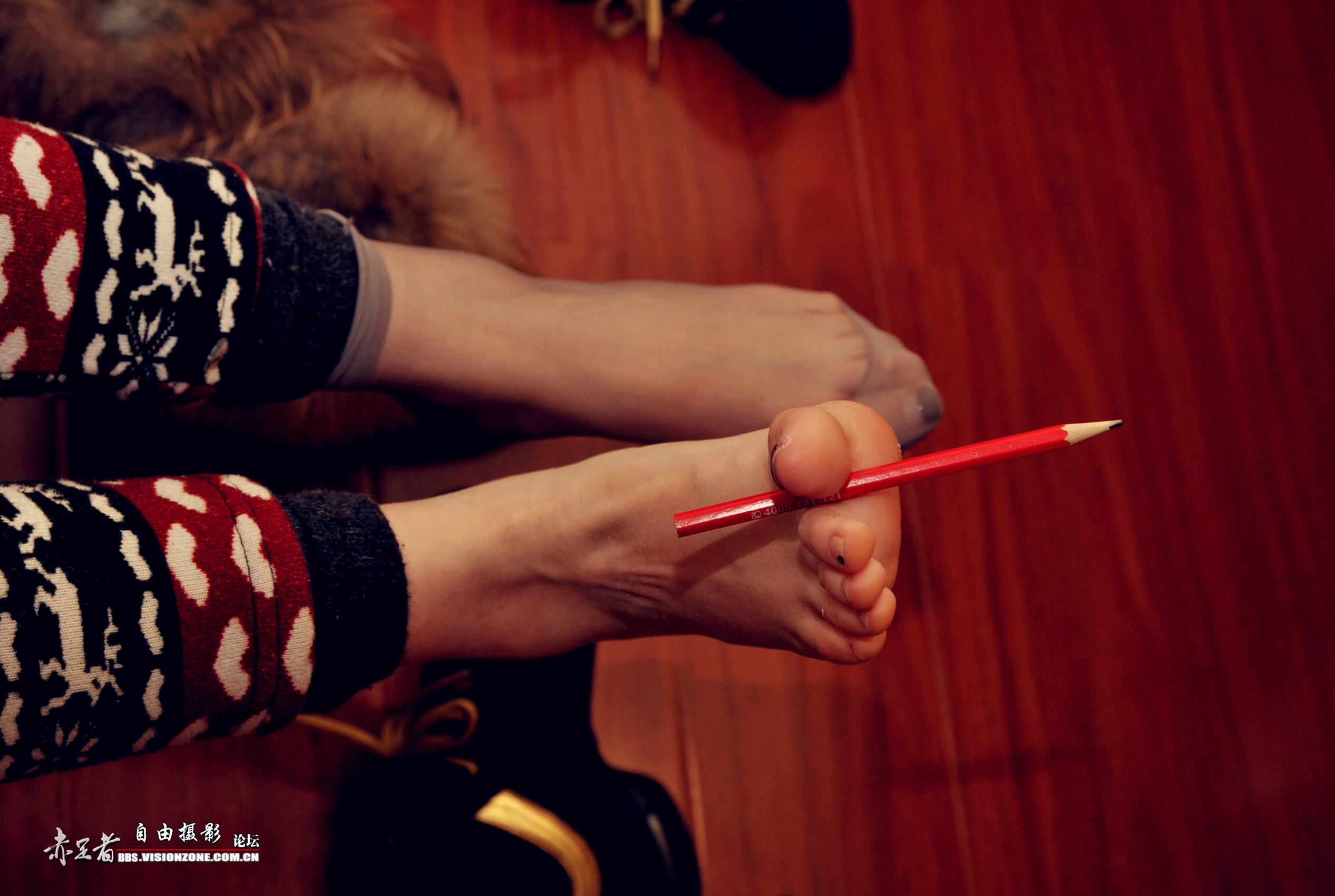 图片[11]-自由摄影 No.213 细长白嫩的玉足与铅笔之间的“交流” [44P] – 速更版-美库